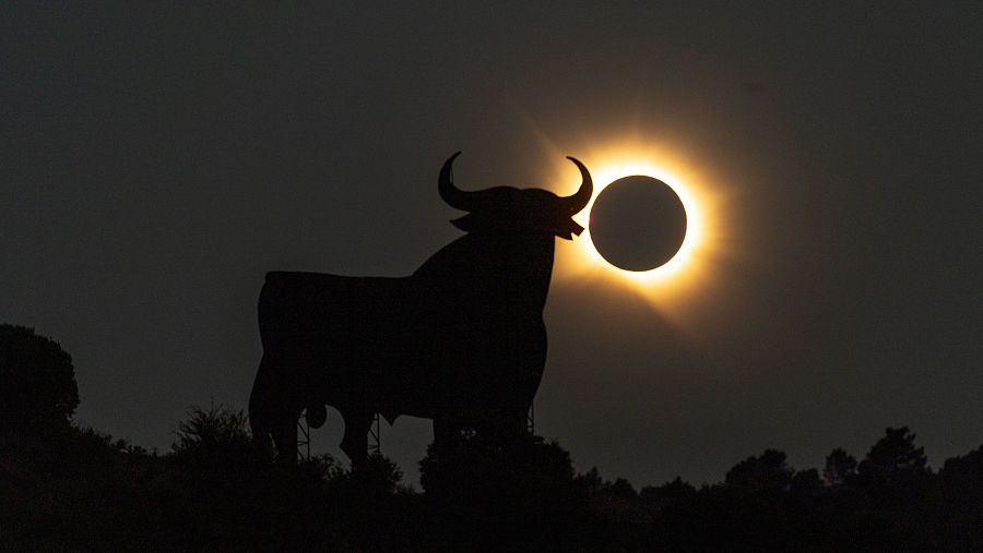rtve's tweet photo. Un momento de emoción inolvidable: las mejores imágenes que nos deja el eclipse solar de 2026.

Aquí te mostramos más estampas sorprendentes, emotivas y graciosas: https://t.co/SwzurdMbvW

#EclipseRTVE https://t.co/bkGQirGWVJ