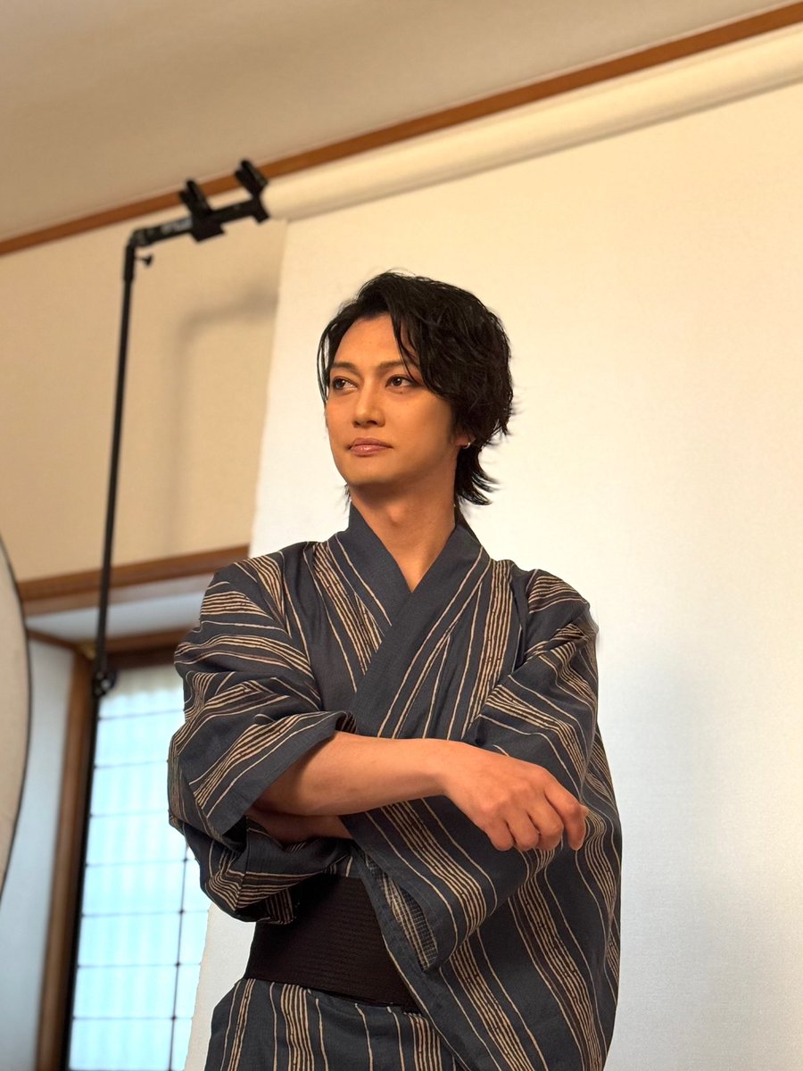 kyanyutakastaff's tweet photo. ゴールデンボンバーファンクラブ限定ライブツアー2026〜超厄年祭〜

グッズ撮影のオフショットです！
アクスタ撮影時の動画も⚔️

#喜矢武豊 #ゴールデンボンバー https://t.co/nrEbft2vHM