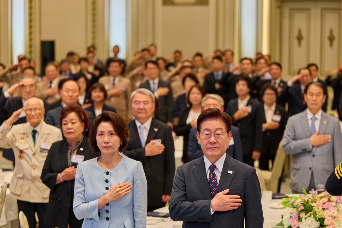 Jaemyung_Lee's tweet photo. <당신이 지켜낸 '대한', 우리가 꽃피울 '민국'>

우리가 누리는 자유와 평화, 그리고 더 나은 내일을 꿈꿀 수 있는 일상은 저절로 주어진 것이 아닙니다. 나라가 위기에 처할 때마다 기꺼이 자신의 삶을 내어놓고 희생을 감당하신 분들이 계셨기에 오늘의 대한민국이 존재합니다.

전쟁과 분단의 아픔 속에서도 나라를 지켜내신 분들, 이름 없이 자신의 자리에서 묵묵히 헌신하신 분들, 그 곁에서 오랜 세월 함께 인내하며 힘이 되어주신 보훈가족 여러분의 노고를 기억하고 있습니다. 

국민 모두의 마음을 모아 국가유공자와 보훈가족 여러분의 숭고한 희생에 깊은 감사와 존경을 전합니다. 합당한 예우를 받고, 자긍심으로 살아가실 수 있도록 더욱 세심히 살필 것을 약속드립니다.

당신께서 지켜낸 대한민국을 이제 우리가 더욱 자랑스러운 나라로 꽃피우겠습니다. 오늘의 대한민국을 있게 해주신 모든 분의 땀과 눈물을 결코 잊지 않겠습니다.