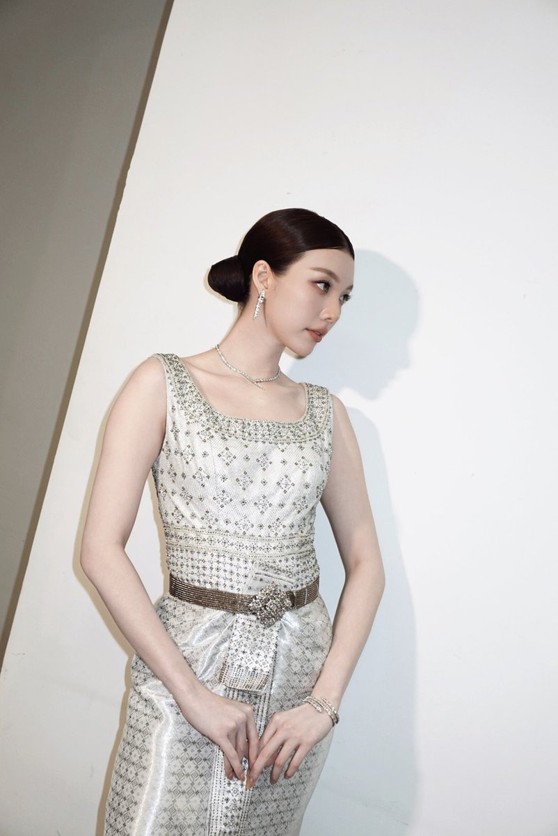 LingOrmCH3's tweet photo. Beauty Girl🤍✨

ORM SWU LEGACY FASHION
#OrmXLegacyOfThaiTextiles
#OrmKornnaphat‌ #ออมกรณ์นภัส‌ https://t.co/PhEJD3NEuk