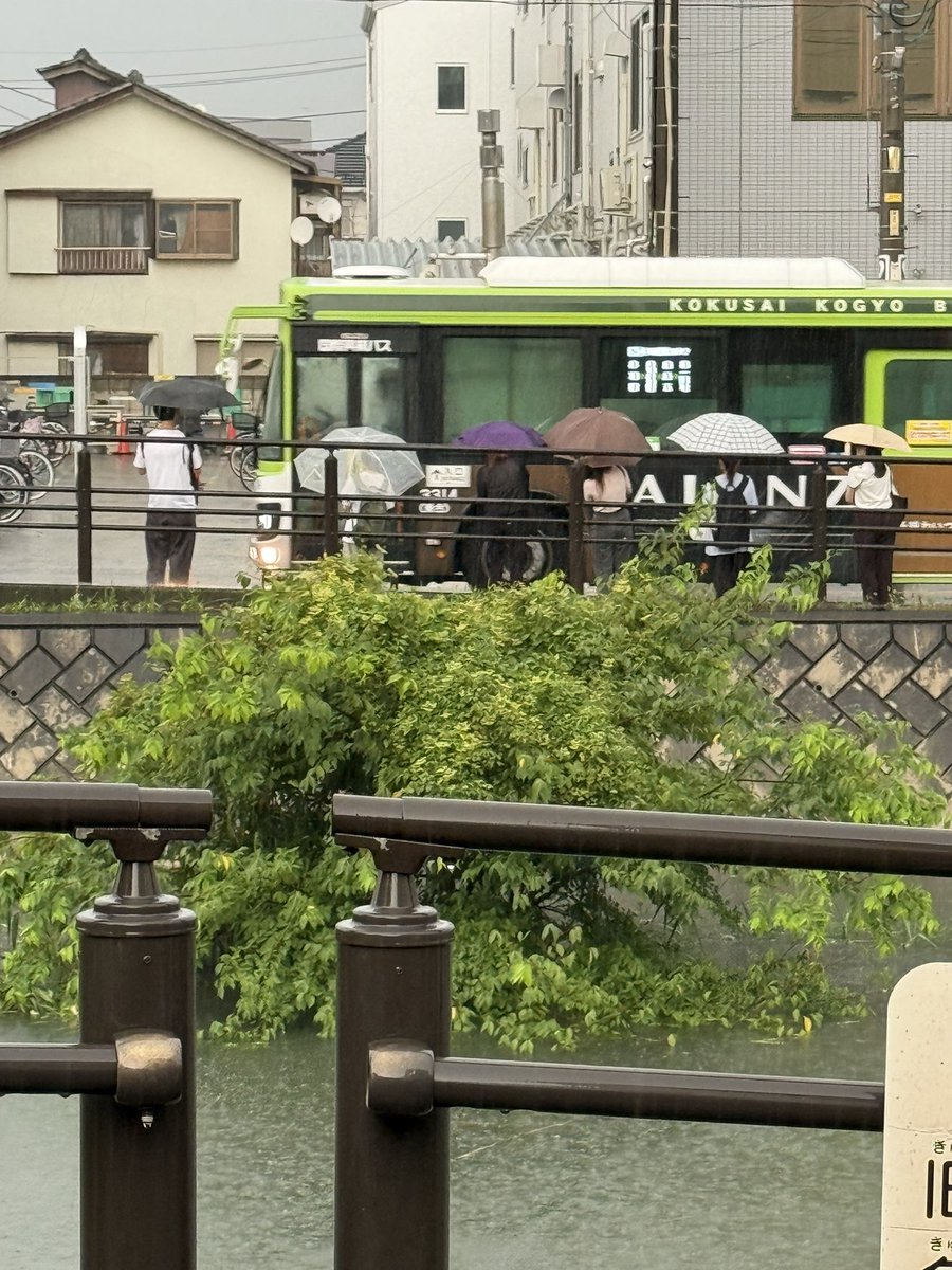 w5dze2's tweet photo. 市役所で9月議会に向けた準備を終え、停電があった地域の確認と激しい雨のため道路冠水の確認です。旧芝川の状況です。
また先日、バス停で待機する場所確保のためガードレールの延長をしましたが、機能していない虎感じたので、改めて担当課と協議をしなくては。
#雨 https://t.co/OR9k1pXCyQ