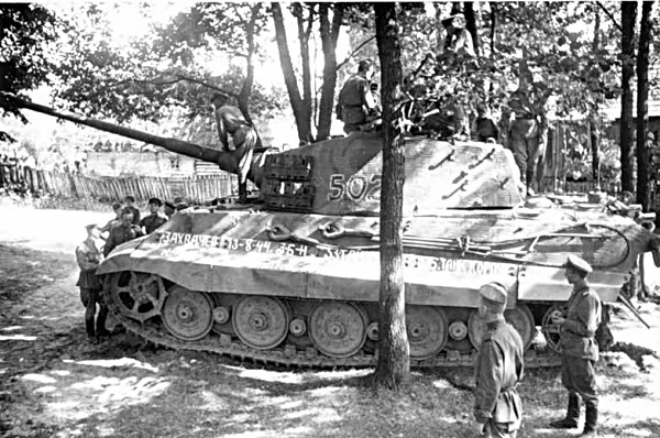 AkagiIJN's tweet photo. Le 13 août 1944, le Tiger II connut ses premiers combats contre des chars soviétiques, près d'Oględów. 3 chars furent détruits par un seul T-34-85 et plusieurs autres par des IS-2. Plusieurs Tiger furent capturés et l'un d'eux est conservé à Koubinka. https://t.co/1LrD1XGUz9