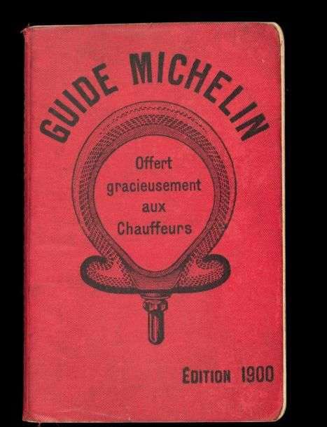 notreterroir's tweet photo. Le Guide Michelin. Le petit livre rouge qui décide du destin des cuisiniers.

Il naît en 1900, à l’Exposition universelle de Paris. La France compte à peine 3 000 automobiles. André et Édouard Michelin, fabricants de pneus à Clermont-Ferrand, tirent 35 000 exemplaires d’un livret gratuit de 400 pages. On y trouve tout : où réparer une crevaison, où trouver de l’essence, où dormir, où manger. L’idée est simple : faire rouler les gens pour user les pneus.

Pendant vingt ans, on le distribue avec les pneumatiques. Puis un jour, André Michelin entre dans un garage et découvre ses guides empilés sous un établi. Ils servent de cale. Furieux, il décide : « L’homme ne respecte que ce qu’il paye. » En 1920, le guide passe à 7 francs. La publicité disparaît. Les restaurants et les hôtels prennent toute la place.

En 1926 apparaît la première étoile, « de bonne table ». Cinq ans plus tard, on ajoute la deuxième et la troisième. Des inspecteurs anonymes commencent à sillonner le pays.

Aujourd’hui, le petit livre rouge est devenu une institution mondiale. Des milliers de tables étoilées sur plusieurs continents. La France reste en tête, mais Tokyo, New York, Séoul ou Shanghai comptent autant. Une étoile attire les voyageurs, fait grimper le chiffre d’affaires, transforme parfois un restaurant de province en destination. Trois étoiles, c’est le voyage qui vaut le détour absolu.  Gagner un macaron, c’est la consécration.  À l’inverse, la perte d’un astre se vit comme un séisme. Dans ce milieu ultra-exigeant, une rétrogradation peut faire chuter le chiffre d’affaires de manière drastique et briser des vocations. La pression psychologique est monumentale, transformant les inspecteurs anonymes en juges suprêmes et redoutés.

En 2003, Bernard Loiseau, visé par une critique sévère dans la presse et hanté par la rumeur d’une possible rétrogradation Michelin, se donne la mort.  Son restaurant conservera pourtant sa troisième étoile jusqu’en 2016

Un outil né pour vendre du caoutchouc est devenu le juge suprême de la gastronomie mondiale.