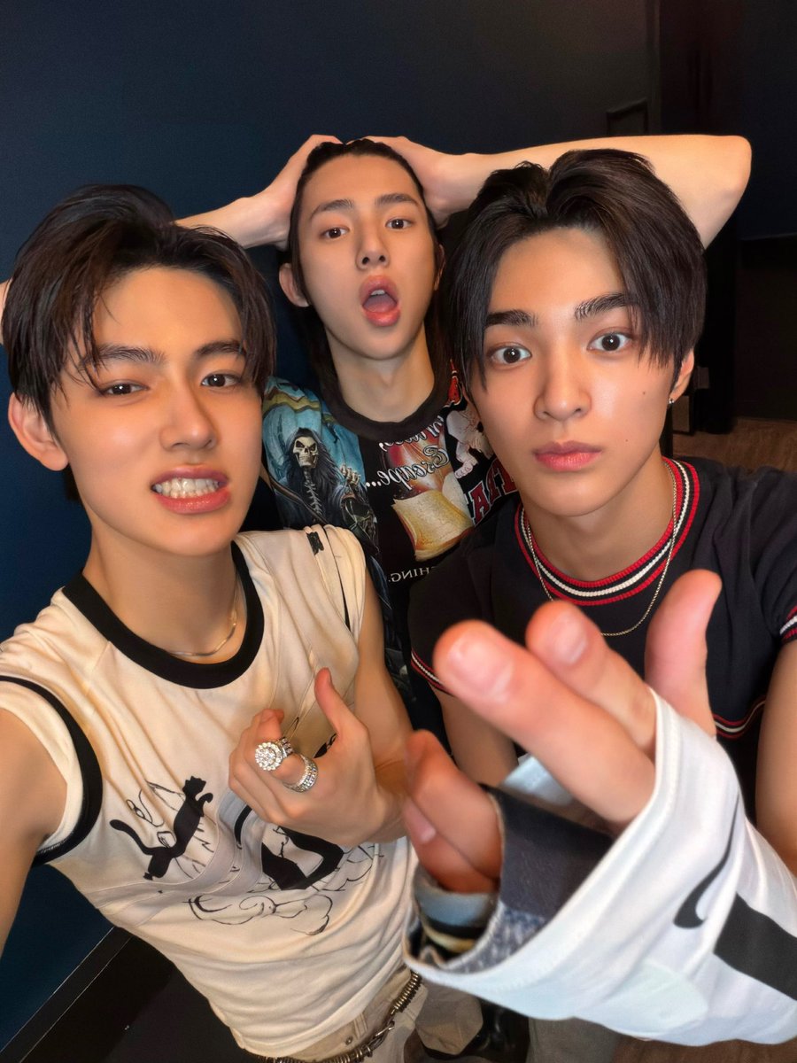juhoontwt's tweet photo. here comes the loveliest coolest trio https://t.co/HUCB6Qraxn