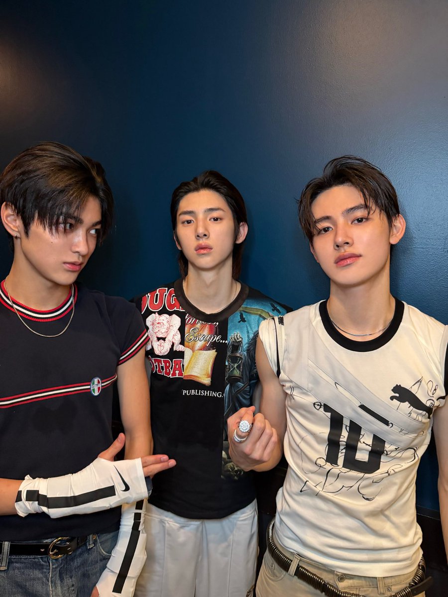 juhoontwt's tweet photo. here comes the loveliest coolest trio https://t.co/HUCB6Qraxn