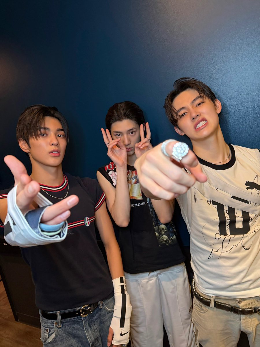 juhoontwt's tweet photo. here comes the loveliest coolest trio https://t.co/HUCB6Qraxn