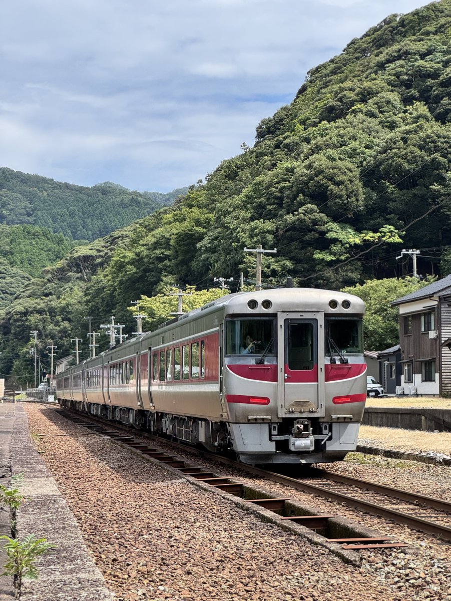 93BNR32's tweet photo. 鎧駅にて。
時刻表では空白の13時台だったが通過していく特急はまかぜをゲット。
#鎧駅
#特急はまかぜ
#山陰本線 https://t.co/nEvIFENbLH