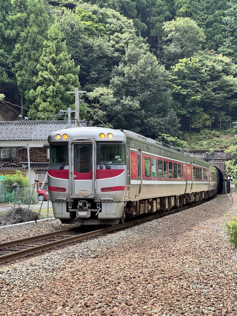 93BNR32's tweet photo. 鎧駅にて。
時刻表では空白の13時台だったが通過していく特急はまかぜをゲット。
#鎧駅
#特急はまかぜ
#山陰本線 https://t.co/nEvIFENbLH