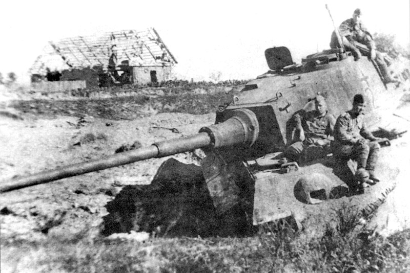 AkagiIJN's tweet photo. Le 13 août 1944, le Tiger II connut ses premiers combats contre des chars soviétiques, près d'Oględów. 3 chars furent détruits par un seul T-34-85 et plusieurs autres par des IS-2. Plusieurs Tiger furent capturés et l'un d'eux est conservé à Koubinka. https://t.co/1LrD1XGUz9