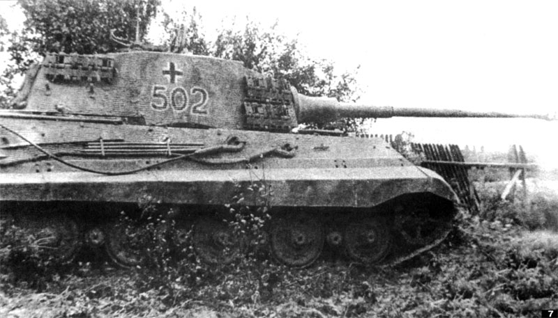 AkagiIJN's tweet photo. Le 13 août 1944, le Tiger II connut ses premiers combats contre des chars soviétiques, près d'Oględów. 3 chars furent détruits par un seul T-34-85 et plusieurs autres par des IS-2. Plusieurs Tiger furent capturés et l'un d'eux est conservé à Koubinka. https://t.co/1LrD1XGUz9