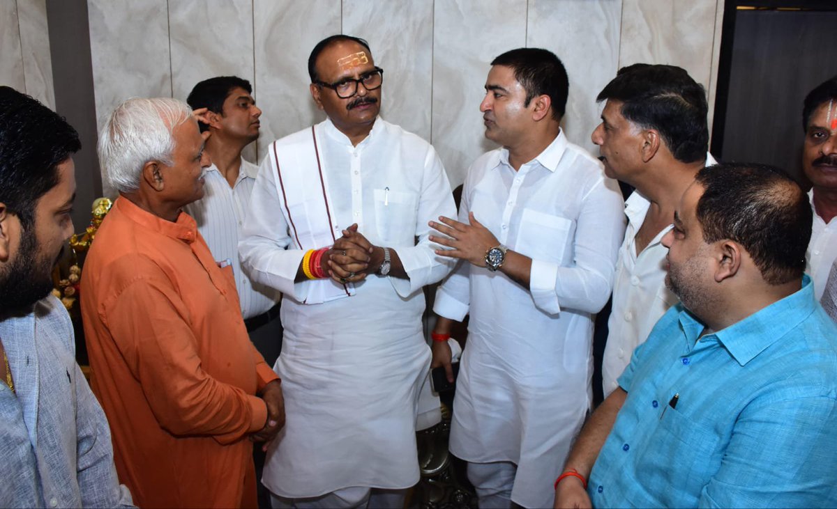 brajeshpathakup's tweet photo. आज जनपद कानपुर में बिठूर विधानसभा क्षेत्र से मा० विधायक श्री अभिजीत सिंह सांगा जी की पूज्य माताजी स्व० निर्मला सिंह जी के निधनोपरांत उनके आवास पहुंचकर विनम्र श्रद्धांजलि अर्पित करते हुए ईश्वर से गोलोकवासी पुण्यात्मा की शांति, सद्गति हेतु प्रार्थना की।

@BJP4Abhijeet https://t.co/1jpHtlAEpB