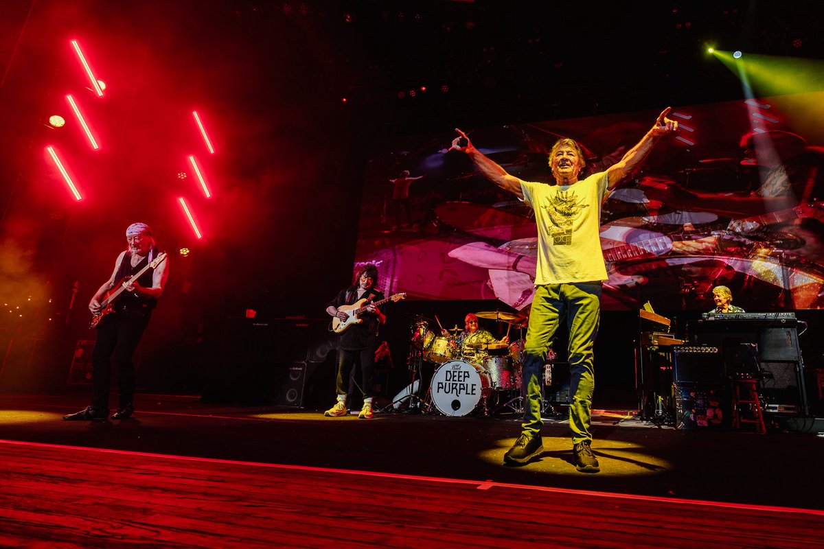 _DeepPurple's tweet photo. A big moment in rock history. Ritchie Blackmore joins Deep Purple at Jones Beach to play Smoke on the Water once again. 

Photo Credit: Andy Hawkes

//DP WebCrew

#livemusic #deeppurple #smokeonthewater #ritchieblackmore https://t.co/doJNmGif77