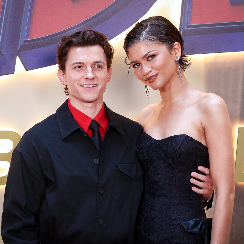 beehaber's tweet photo. Tom Holland, cilt bakım rutininin ne kadar basit olduğunu ve ürünlerini de eşi Zendaya’dan aldığını anlattı:

🔹 “Çalışmıyorsam sabah yüzüme biraz su çarpmam yeterli oluyor.”

🔹 “Nemlendirici kullanıyorum ve güneş kremi sürüyorum.”

🔹 “Ama aşağı yukarı bütün rutinim bu.”

🔹 “Kullandığım nemlendiricinin adını bile söyleyemem.”

🔹 “Çünkü onu ben satın almıyorum.”

🔹 “Bütün o kremleri alma işinden benim hanım sorumlu.”

🔹 “Avantajlarından biri de onun bütün ürünlerini çalabilmem.”

🔹 “Muhtemelen düşündüğümden çok daha pahalılar.”

🔹 “Ben de herhalde kullanmam gerekenden çok daha fazla nemlendirici sürüyorum.”
