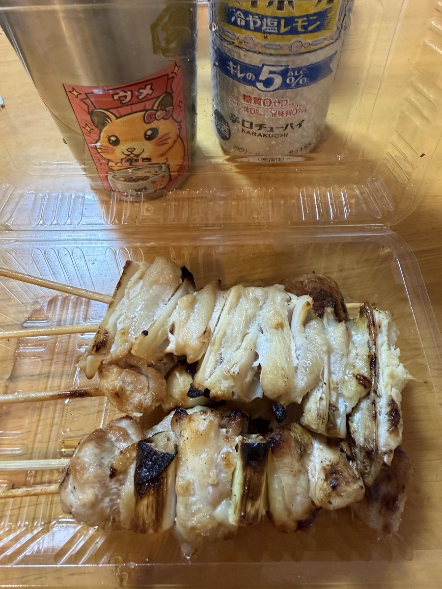 shodenjin's tweet photo. 俺が焼きそば作って嫁が焼き鳥買ってきたから、祭りでご飯食べてるみたいになった笑
そして冷や塩レモン初めまして🧂🍋
5%で飲みやすい👍 https://t.co/k7jlII0YTs