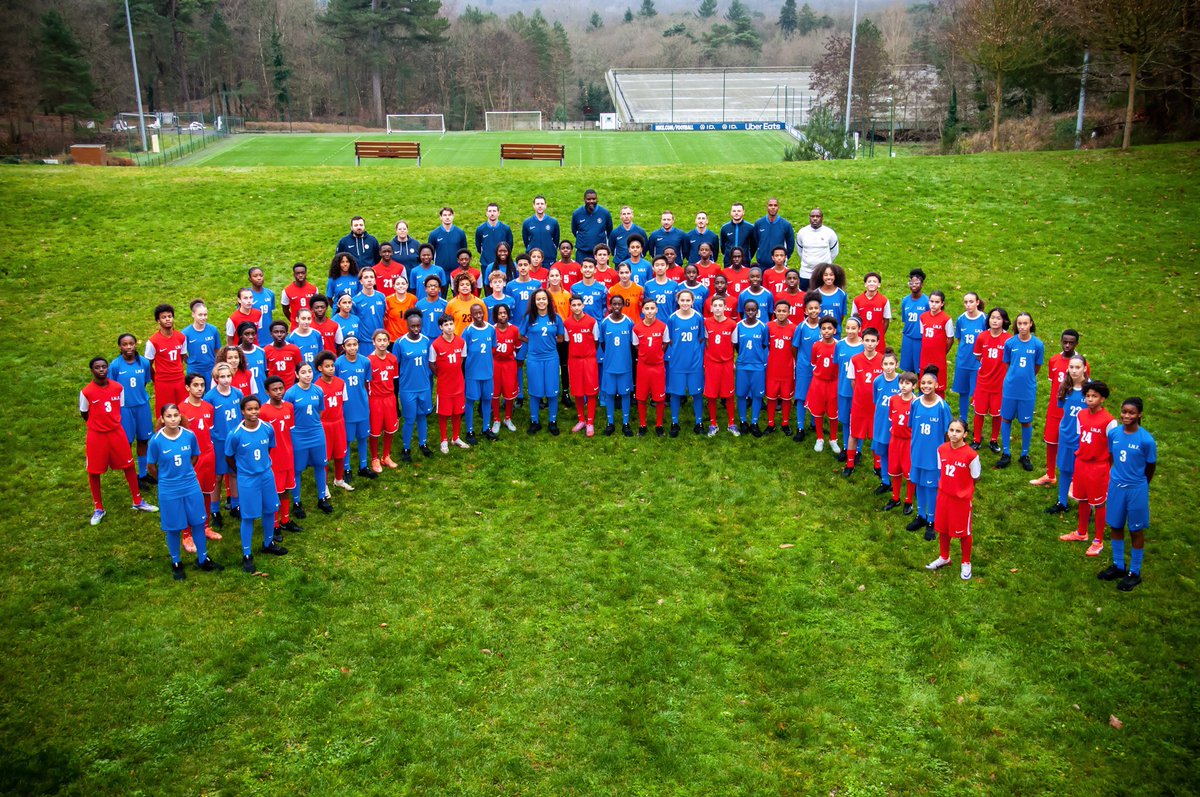 rickyfaty's tweet photo. Cela devait être écrit… 

Après une saison en immersion, j’intègre officiellement la @FFF en tant qu’entraîneur à l’Institut National du football à Clairefontaine. Un endroit qui m’est cher à bien des égards. 

Au delà d’être fier et honoré, c’est une responsabilité de guider la nouvelle génération de jeunes footballeurs d’Ile de France. Apporter la meilleure des méthodologies et l’expertise aux jeunes joueurs du « meilleur vivier mondial ». 

Plusieurs opportunités s’offraient à moi dans le monde du football, mais apporter mon expérience et mes connaissances dans l’antre du football français a été décisif. Toujours avec cette envie de redonner ce qu’on m’a transmis plus jeune. 

Prêt à impacter et former des futurs grands joueurs, et grandes joueuses. Promis à devenir les prochains Henry, Matuidi, Mbappé ou encore récemment, les Jaydee Canvot, Alexis Vossah et Kyllian Antonio de demain. (Ainsi que les prochaines Laura Georges, Laure Boulleau ou Louisa Necib !). 

C’est une nomination qui est aussi symbolique, en étant le premier pensionnaire à devenir l’entraîneur de l’INF (après Mr. Raviot bien évidement), je tacherai de représenter fièrement tous les anciens pensionnaires de l’Institut. 

À très vite sur les terrains de Clairf.