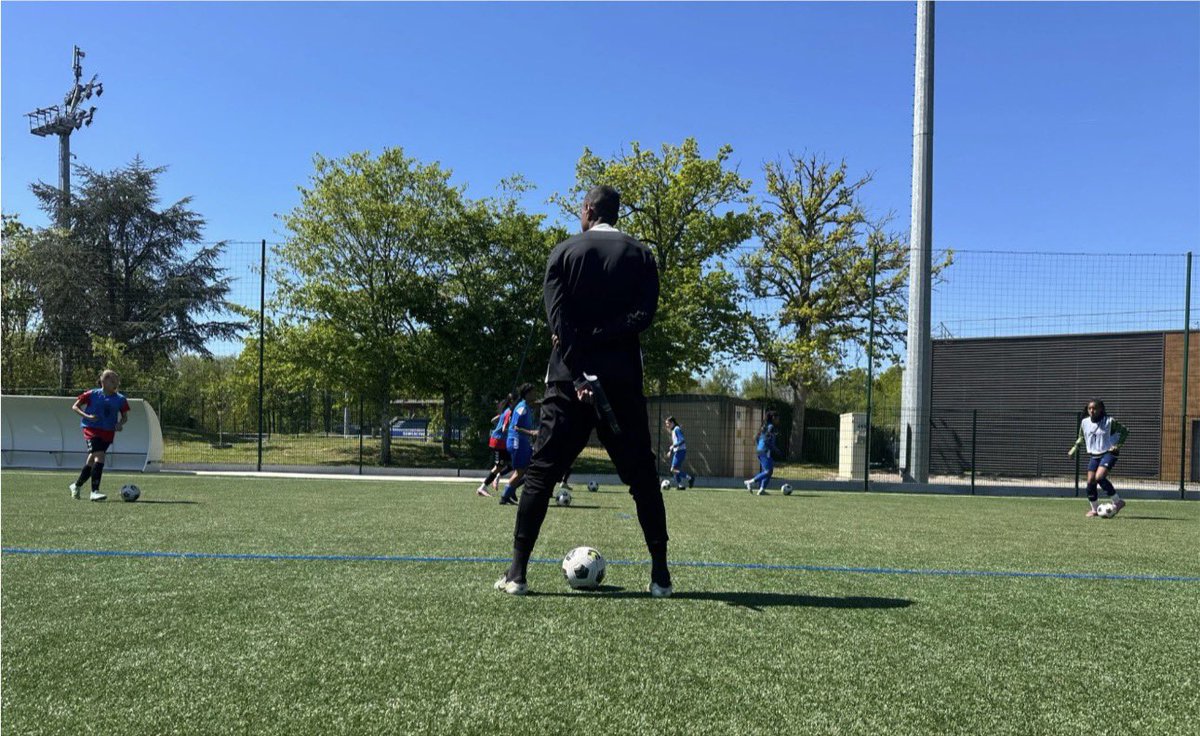 rickyfaty's tweet photo. Cela devait être écrit… 

Après une saison en immersion, j’intègre officiellement la @FFF en tant qu’entraîneur à l’Institut National du football à Clairefontaine. Un endroit qui m’est cher à bien des égards. 

Au delà d’être fier et honoré, c’est une responsabilité de guider la nouvelle génération de jeunes footballeurs d’Ile de France. Apporter la meilleure des méthodologies et l’expertise aux jeunes joueurs du « meilleur vivier mondial ». 

Plusieurs opportunités s’offraient à moi dans le monde du football, mais apporter mon expérience et mes connaissances dans l’antre du football français a été décisif. Toujours avec cette envie de redonner ce qu’on m’a transmis plus jeune. 

Prêt à impacter et former des futurs grands joueurs, et grandes joueuses. Promis à devenir les prochains Henry, Matuidi, Mbappé ou encore récemment, les Jaydee Canvot, Alexis Vossah et Kyllian Antonio de demain. (Ainsi que les prochaines Laura Georges, Laure Boulleau ou Louisa Necib !). 

C’est une nomination qui est aussi symbolique, en étant le premier pensionnaire à devenir l’entraîneur de l’INF (après Mr. Raviot bien évidement), je tacherai de représenter fièrement tous les anciens pensionnaires de l’Institut. 

À très vite sur les terrains de Clairf.