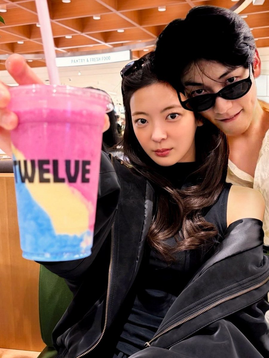 jisubinz's tweet photo. Soobin went on a date with Lia, and they both showed up wearing sunglasses.
#bluebunn #txtzy #soolia #jisubin https://t.co/XNQH5M2w82