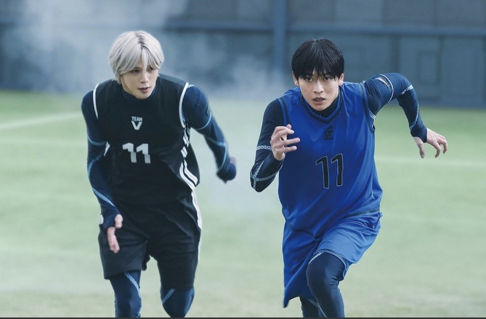 jo_lifeisgame's tweet photo. #ブルーロック
原作漫画既読、サッカー経験者から見ての感想です。

基本的にクソ映画になりやすい、人気漫画の実写化としては"成功"と言って良いと思います。

何人か怪しい人はいましたが、サッカーの動きになっていました。

特に凪役のK（ケイ）さんはサッカー経験もあるみたいで動きがスムーズだし魅せ方も上手いです。身長も186cm(凪は確か190cm)あるので再現度は絵心と凪がダントツです。

スポーツ漫画の実写化のポイントはどれだけ引きの絵が多いかだと思います。
※全体像が見える画角

役者はサッカーガチ勢では無いので、代役を使い、顔や足元だけの画角になりがちです(代役だとバレないように)

ブルーロックではほとんどが引きの画です。凪の超絶トラップも蜂楽のドリブルも潔のボレーシュートも全体像が見える画角なので見やすいし躍動感が出ています。

これは代役をほぼ使わずに出演者がサッカーに向き合い、難しいプレイを練習したという事です。素晴らしい👏

残念だったのは、個人的に好きなキャラクターであるお嬢こと千切豹馬です。

顔が女顔じゃないのはまだ許せますが、覚醒時の走るフォームをもう少し前傾にして欲しかった。

無表情で姿勢良く走る姿はターミネーター2のT1000じゃないんだから、もうちょい野生味、躍動感を出さないと。

名前が豹馬だぞ。豹と馬なんだぞ。

斬鉄の方がむしろ躍動感があったよ。

、、、、、とはいえ全体的には良く出来た映画だったので、続編が出たら観に行きたいと思います。