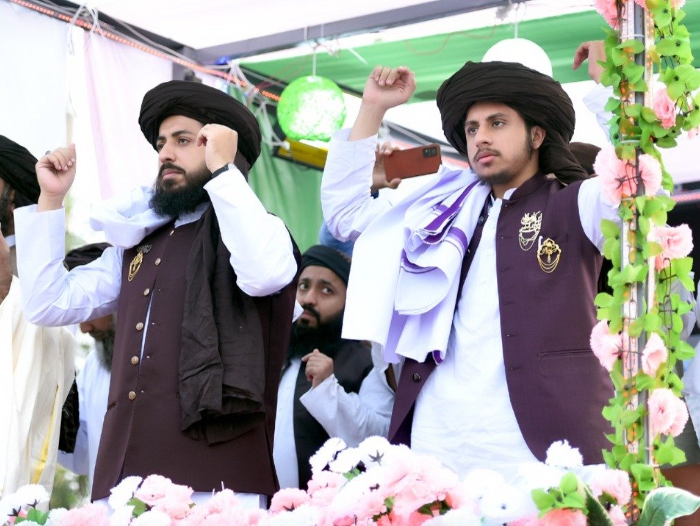 Zaeemlegharii's tweet photo. لاہور ہائیکورٹ میں رضوی برادران کی جبری گمشدگی کیس کی سماعت جسٹس صادق محمود خرم کے روبرو ہوئی۔ 6 اگست کو ہونے والی گزشتہ سماعت میں ٹی ایل پی وکلاء نے 56 تھانوں کو فریق بنانے کی درخواست دائر کی تھی، جسے عدالت نے منظور کرلیا تھا۔
آج حکومتی وکیل نے مؤقف اختیار کیا کہ انہیں درخواست کی کاپی موصول نہیں ہوئی، جس پر عدالت نے کاپی فراہم کرنے کی ہدایت کرتے ہوئے سماعت 27 اگست تک ملتوی کردی۔
یوں رضوی برادران کی بازیابی کے اہم کیس کی سماعت مزید 14 روز کے لیے مؤخر ہوگئی۔