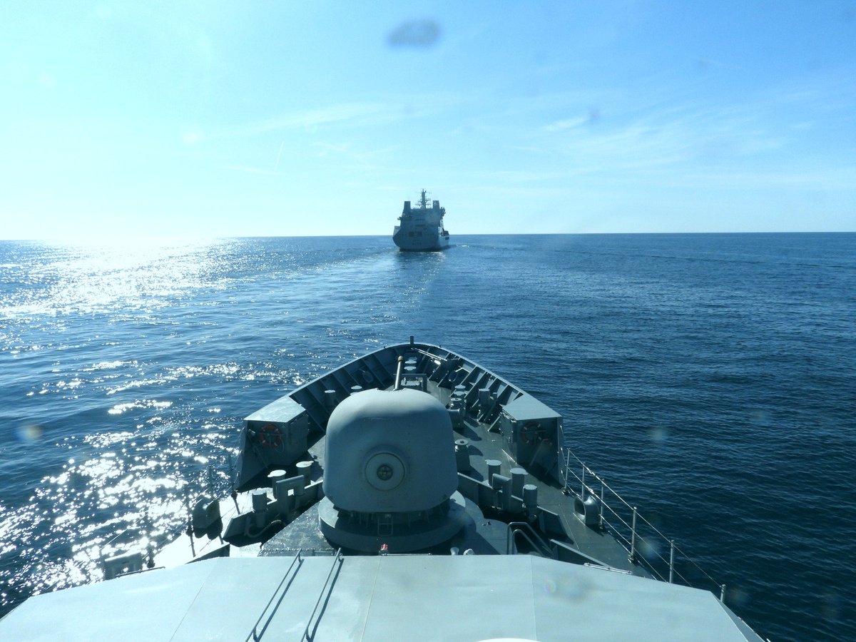 naval_service's tweet photo. L.E. SAMUEL BECKETT engaged in PASSEX with the UK's RFA TIDEFORCE. PASSEX evolutions are designed to enhance the Navy's interoperability with internatinal partners. The ship's practiced Officer of the Watch (OOW) Manoeuvres and Replenishment at Sea (RAS) Approaches 🇮🇪🤝🇬🇧 https://t.co/lIPvtCiMPl