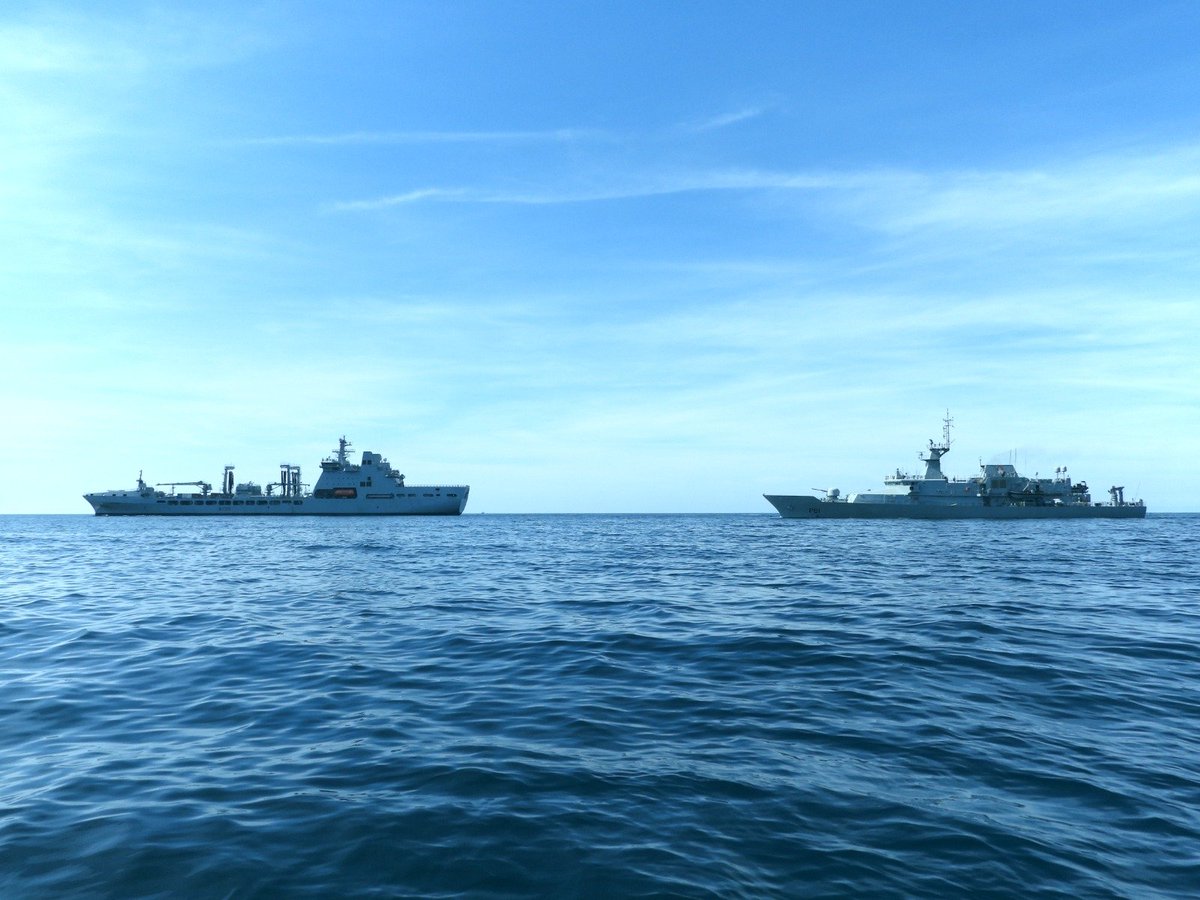 naval_service's tweet photo. L.E. SAMUEL BECKETT engaged in PASSEX with the UK's RFA TIDEFORCE. PASSEX evolutions are designed to enhance the Navy's interoperability with internatinal partners. The ship's practiced Officer of the Watch (OOW) Manoeuvres and Replenishment at Sea (RAS) Approaches 🇮🇪🤝🇬🇧 https://t.co/lIPvtCiMPl