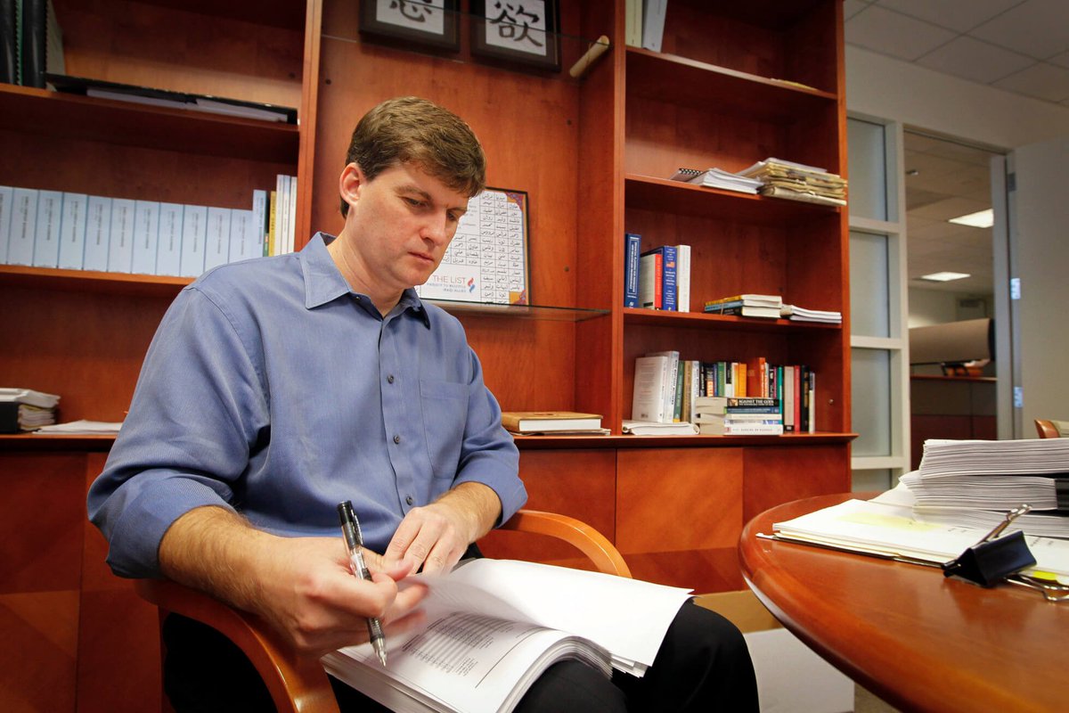 habermuhendisim's tweet photo. Michael Burry, yapay zekâ rallisinde zirve sinyalleri gördüğünü belirterek teknoloji hisselerindeki short pozisyonlarını artırdı.

Burry, Nebius için “Bir yükseliş döngüsünün zirvesi böyle görünür” dedi.

Short pozisyonlarını artırdığı seviyeler:

• $NBIS: 247 dolar
• $MU: 924 dolar
• $ORCL: 152 dolar
• $SOXX: Yaklaşık 400 dolar kullanım fiyatlı Mart 2027 vadeli put opsiyonları

Burry, Nebius’un kısa vadeli yapay zekâ işlem gücü sözleşmelerini orta vadeli anlaşmaların yaklaşık 2 katına fiyatlamasını “aşırı aciliyet” sinyali olarak yorumladı.

Ayrıca sunucuların amortisman süresinin 4 yıldan 5 yıla çıkarılmasını, anlaşmalardaki yıllık yaklaşık %50 değer kaybı varsayımıyla çelişkili buldu.

Burry, uzun pozisyonlarını ise $MELI’de 1.850 dolar ve $ZTS’de 73,60 dolar seviyelerinden artırdı.