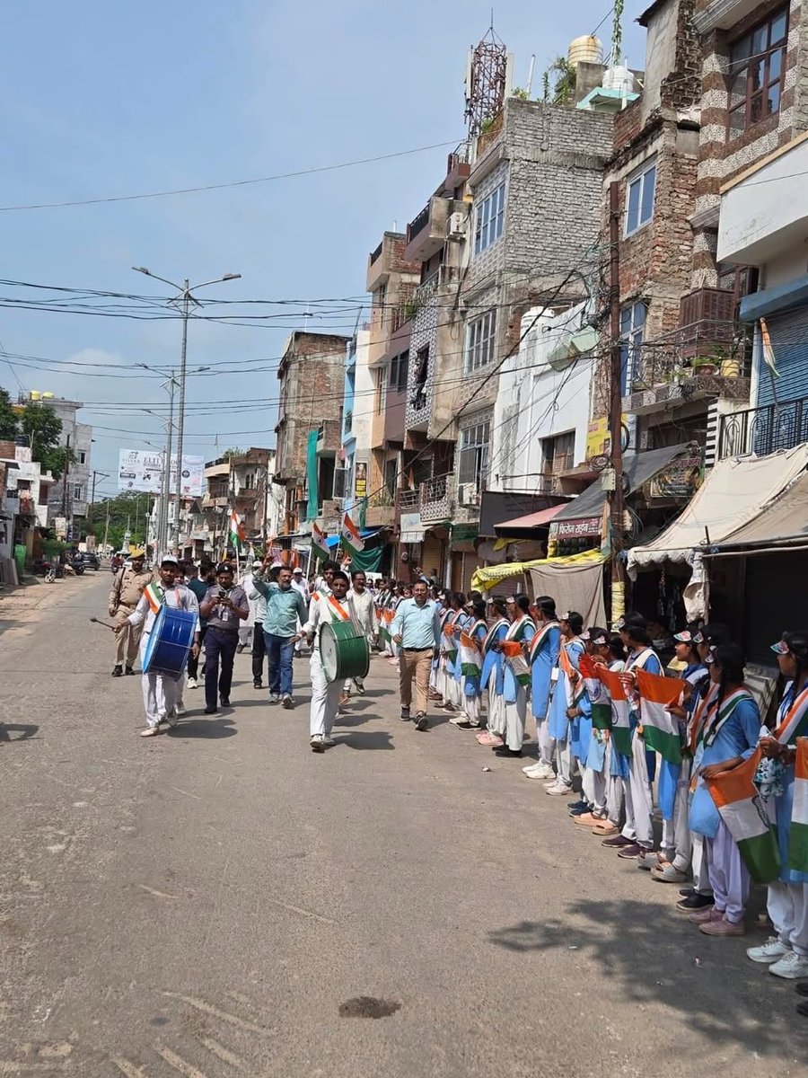 bjpannu79's tweet photo. स्वतंत्रता दिवस के पावन अवसर पर तिरंगा साप्ताहिक दिवस के अंतर्गत आज विभिन्न विद्यालयों के छात्र-छात्राओं द्वारा कलेक्ट्रेट परिसर से पत्थरकटा चौराहे तक भव्य मानव श्रृंखला बनाकर राष्ट्रप्रेम और देशभक्ति का संदेश दिया गया।@BJP4India @BJP4UP https://t.co/O5ro7Hlik3