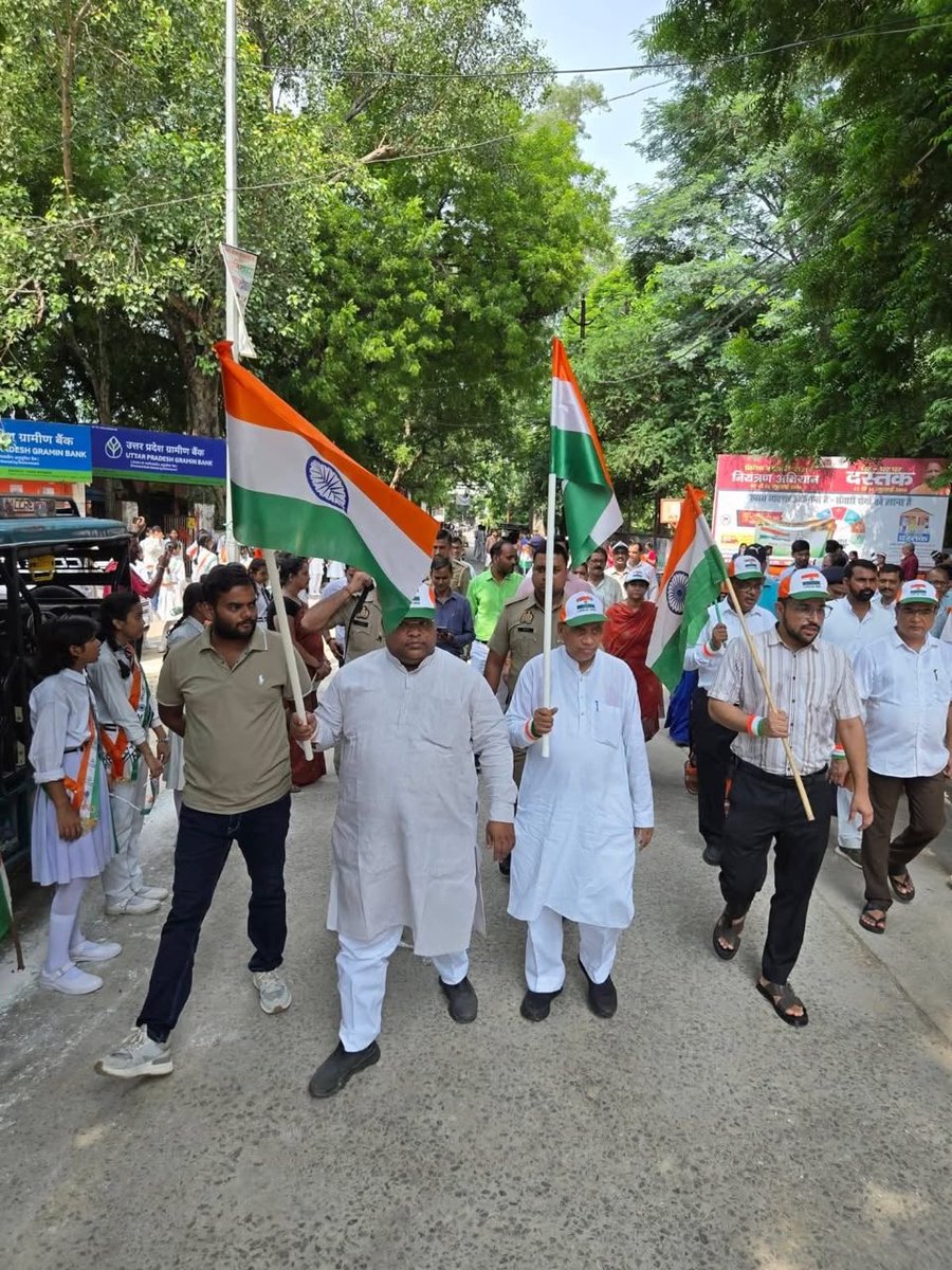 bjpannu79's tweet photo. स्वतंत्रता दिवस के पावन अवसर पर तिरंगा साप्ताहिक दिवस के अंतर्गत आज विभिन्न विद्यालयों के छात्र-छात्राओं द्वारा कलेक्ट्रेट परिसर से पत्थरकटा चौराहे तक भव्य मानव श्रृंखला बनाकर राष्ट्रप्रेम और देशभक्ति का संदेश दिया गया।@BJP4India @BJP4UP https://t.co/O5ro7Hlik3