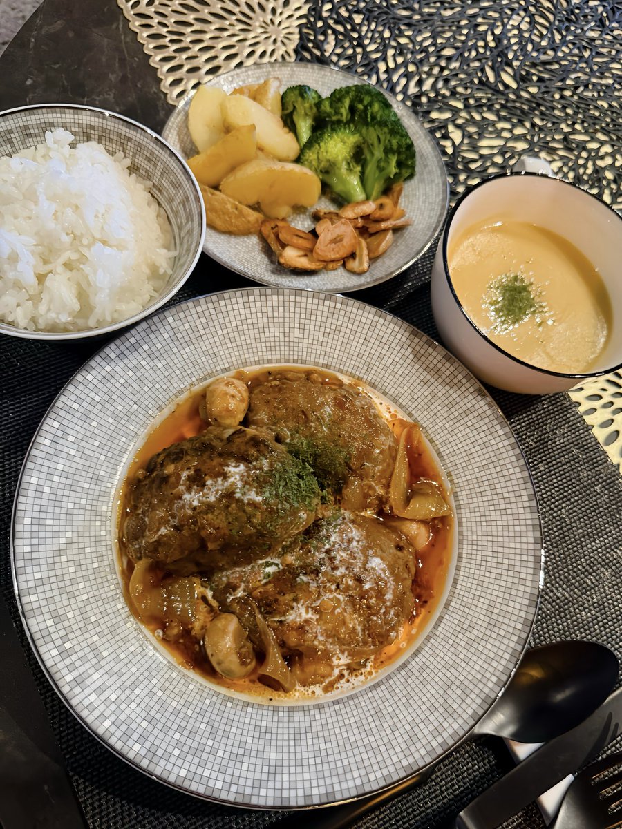 yuipis18's tweet photo. チーズIN煮込みハンバーグ🐮🧀🥦🧄🍚 https://t.co/d0zvrv09mB