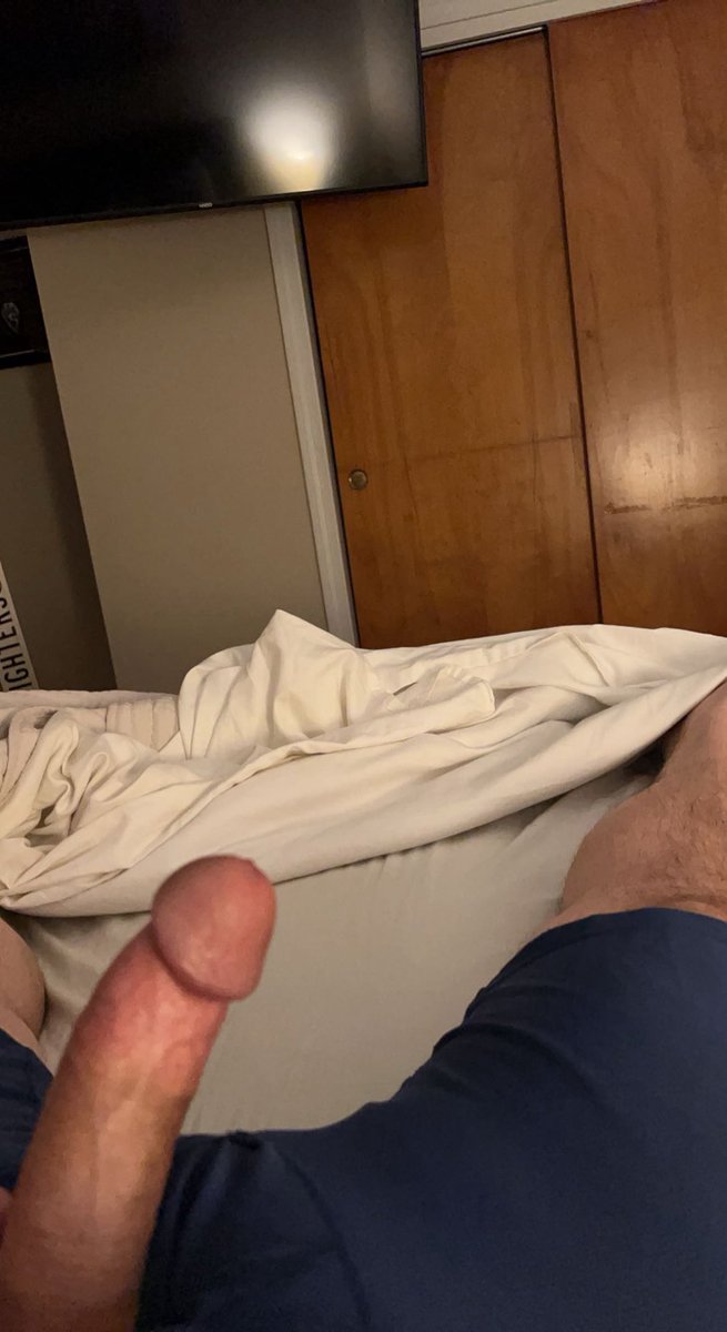 Royal_Oil87's tweet photo. So horny let’s stroke https://t.co/hNhkMBkHrM