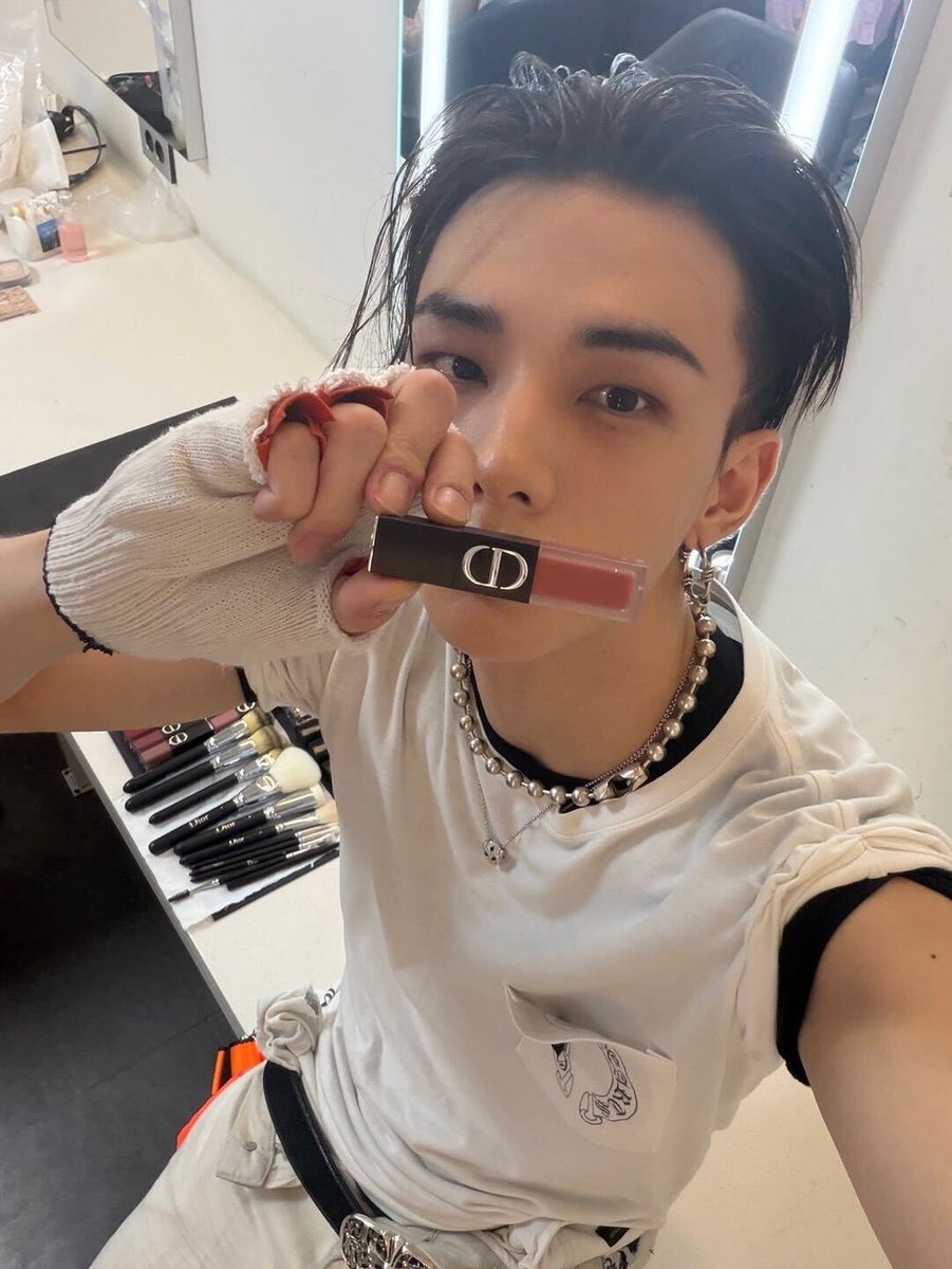 realskzoo's tweet photo. Actualización de Hyunjin en Instagram 📸

​"Listo para el escenario. El mate es el nuevo negro." https://t.co/xJOHxtLxgt