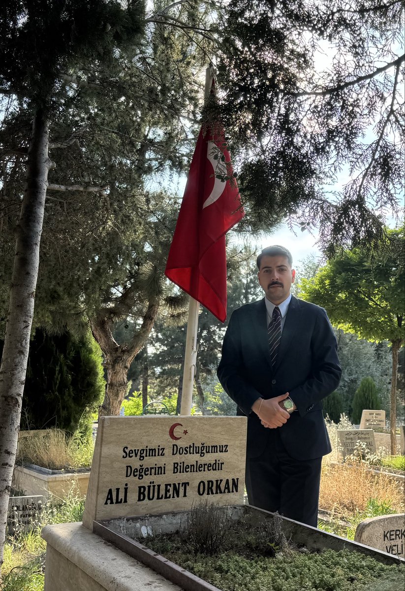 hberkeozdemir's tweet photo. Sevgimiz, Dostluğumuz
Değerini Bilenleredir.

Ülkücü Şehidimiz Ali Bülent Orkan’ı, şehadetinin yıl dönümünde rahmet, minnet ve saygıyla anıyoruz.

Ruhu şad, mekânı cennet olsun. 🇹🇷 https://t.co/HgLJPor2Cf