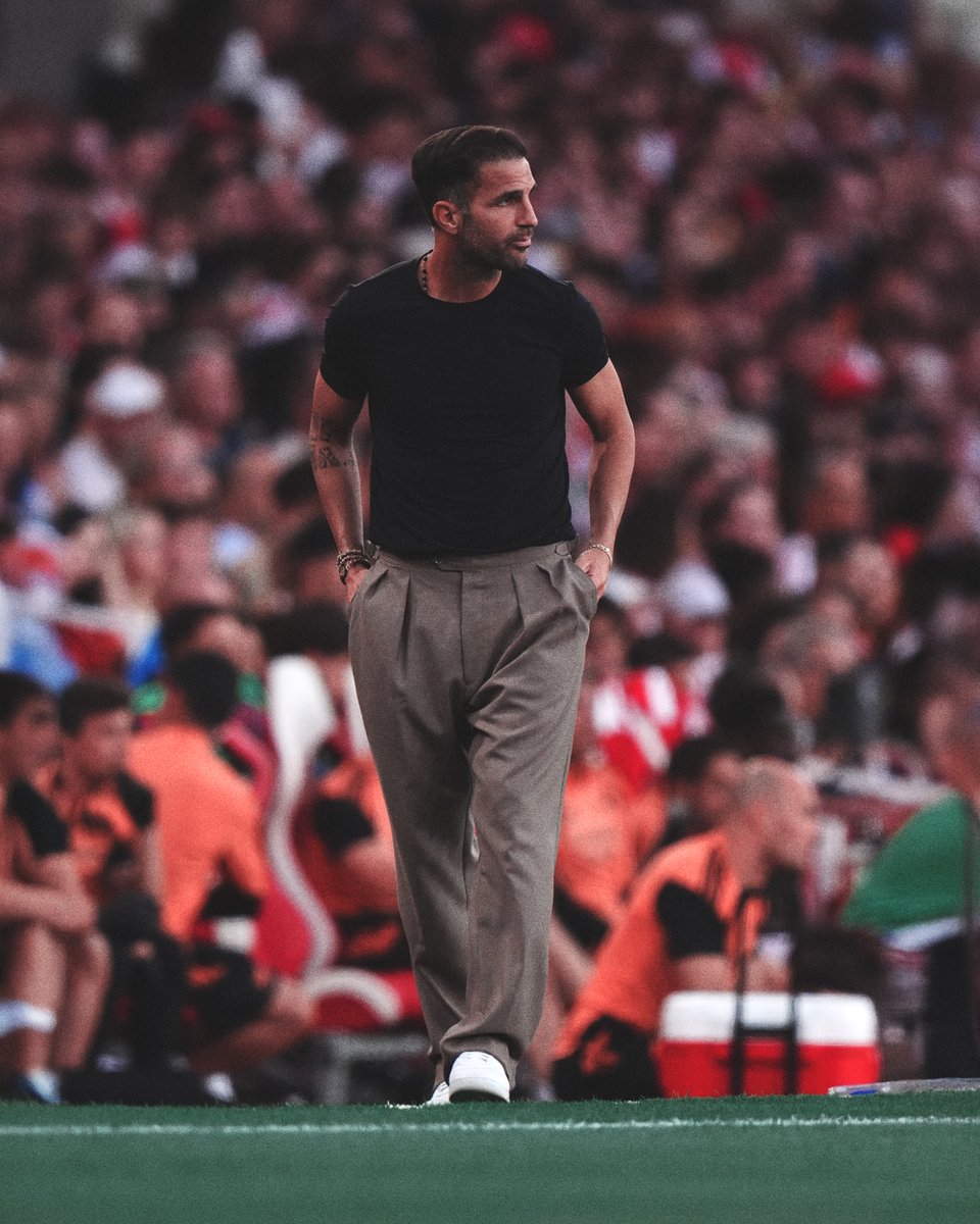TouchlineX's tweet photo. 🚨 𝗡𝗘𝗪: These images of Cesc Fàbregas on the touchline against Arsenal are going VIRAL across social media, even well beyond the football world.

The Como boss is receiving huge attention for his looks and style, with many calling him one of the most handsome and best-dressed managers in football! 💫