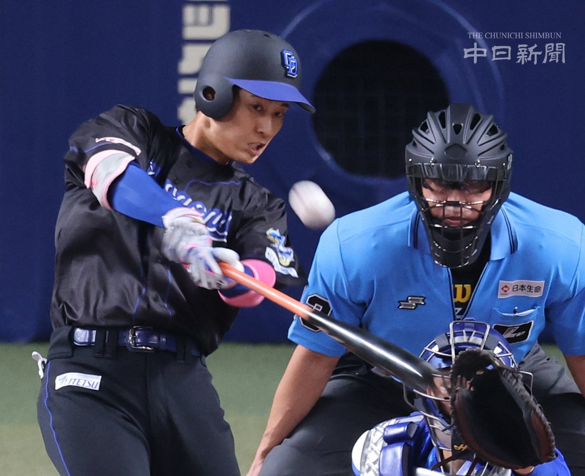 chunichiphoto's tweet photo. 【ドラゴンズ】1軍復帰初打席でホームランを放つ上林選手 #上林誠知 #中日新聞 #中日スポーツ https://t.co/foGZ6UUJcl