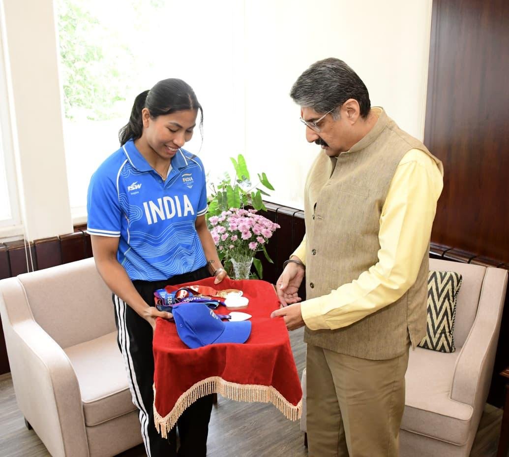 HardiSpeaks's tweet photo. Wonderful to catch up with our very own DSP @LovlinaBorgohai after her power-packed performance at the Commonwealth Games and of course, to take a closer look at that well-earned Silver! 

Every medal carries a story of discipline, grit and countless hours of hard work and Lovlina’s journey continues to inspire all of us.

Congratulations once again, Champ, keep making Assam Police, Assam and the Nation proud.

@himantabiswa