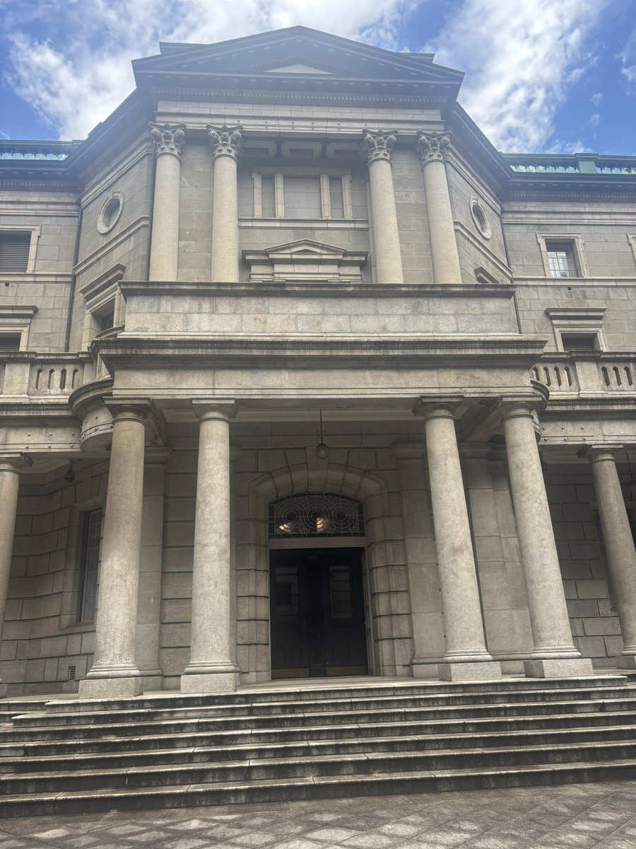 schwarzekatze96's tweet photo. 本日は日本銀行と証券取引所のツアー🏦そして仮想投資体験してきました✨どちらも見どころたくさん！！日本銀行は復旧工事も行われたもののほぼ当時のまま！
証券取引所も昔のにぎにぎした証券取引所の様子やお金の育て方について学べて自身の今後のライフプラン含めて見直ししないとなと改めて😌 https://t.co/6AdcCmQhtF