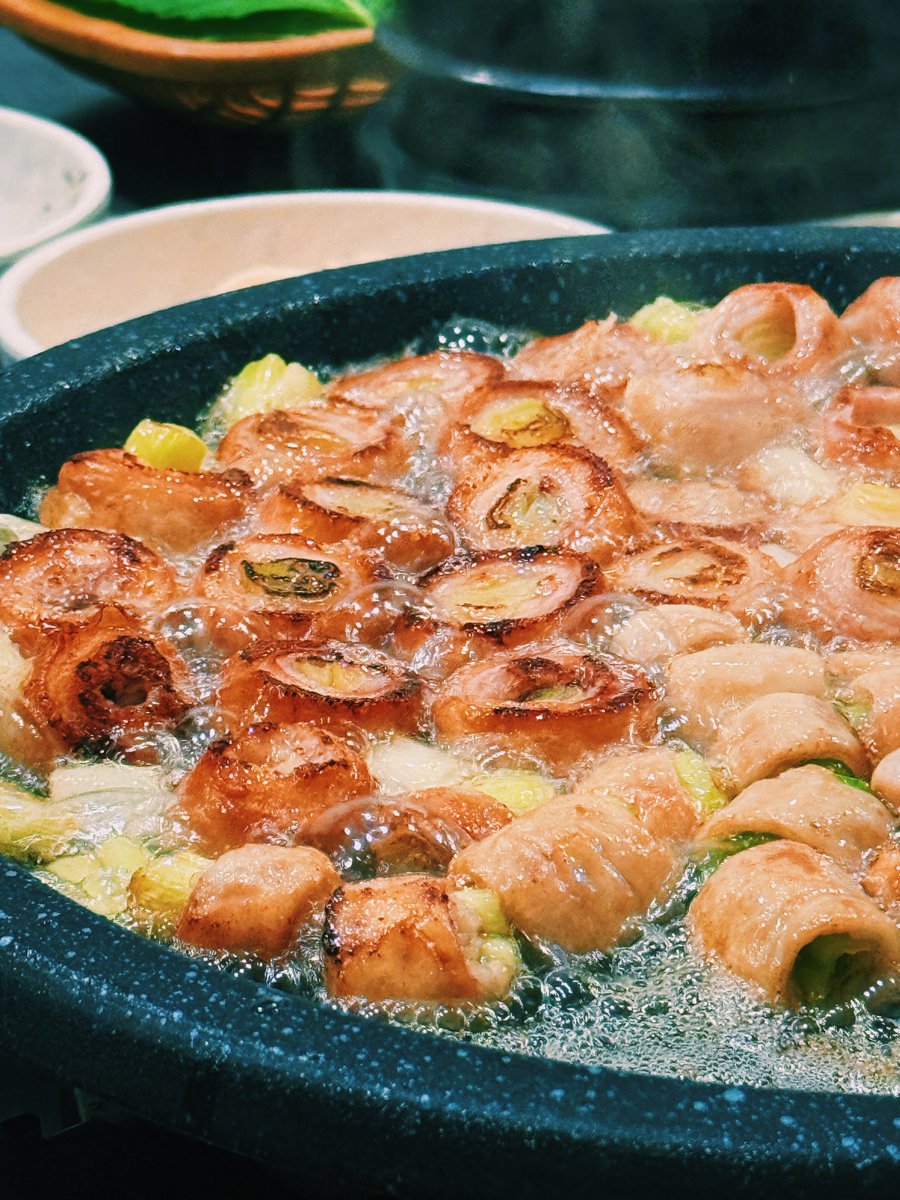 _travelkim's tweet photo. 가산동 서울막창
먹을 거 하나 없는 가산에 이런 집이 있다니
파막창이라는 거 처음 먹어봤는데 이거 참 획기적인 발명이다 달달한 파랑 질기지도 않고 부드럽고 고소하고 바삭한 막창이랑 너무 잘 어울림..
기름에 자글자글 튀겨주는 거 진짜 예술이야… https://t.co/yLXMhsqA7G