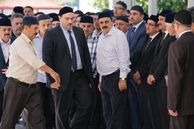 muhittinakgul's tweet photo. Düşünün!
Bir taraftan elli binden fazla can kaybına sebep olmuş,
köyler yakmış,
askeri,
polisi,
öğretmeni işkence ile öldürmüş ve
bunların emirlerini de açıktan kendisi vermiş bir Öcalan'a karşı süt dökmüş kediye dönerken,
diğer taraftan Anadolu'nun en ücra köylerine kadar Kur'an eğitimi götürmüş bu insanlara karşı vahşi bir canavara dönüşüyorlar.
