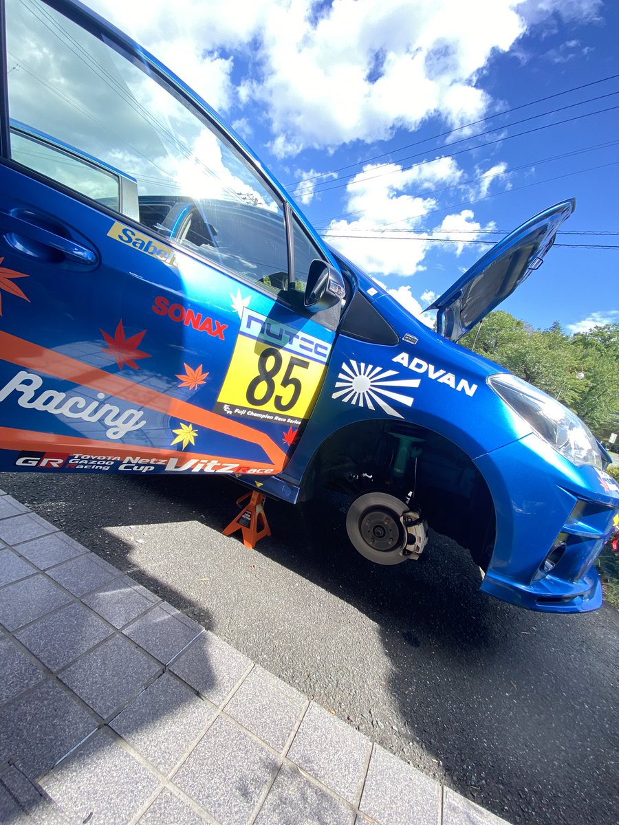 nyankoya85's tweet photo. 練習走行に向けて整備した〜
夏空がめちゃくちゃ綺麗だった️☀️

一般的な人は見ることの無い車の底
下に潜ると意外と涼しい🎐

#MapleRacing
#にゃんこ屋
#Vitz 
#NCP131
#TOYOTA https://t.co/4YLjE4R1cc