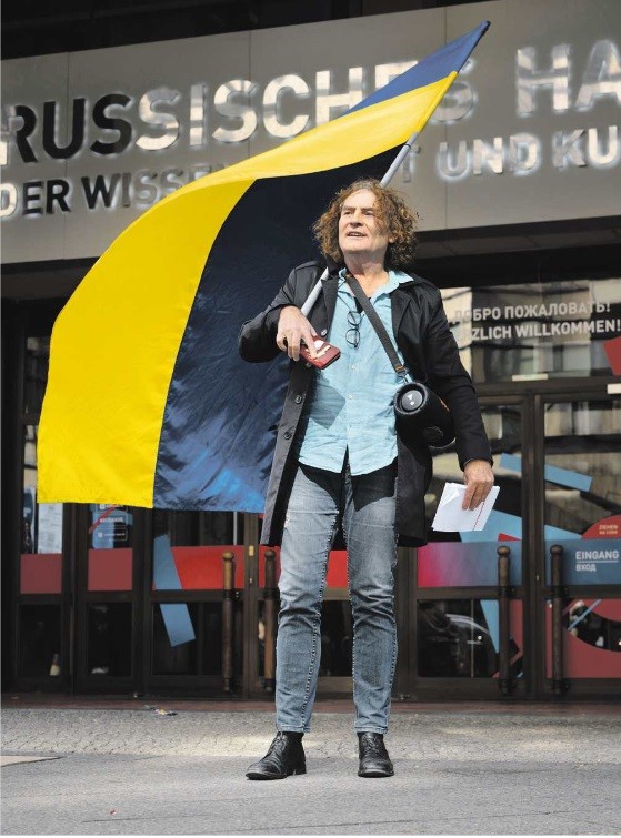 HenryLindo123's tweet photo. Nun gibt es eine Petition zur Schließung des #RussischesHaus!
Bitte hier und vor allem auf weiteren Social Media Kanälen VIELFÄLTIG teilen:
Die Bundesregierung muss sich endlich um unsere innere Sicherheit in DEUTSCHLAND kümmern. 
‼️Der Staatsvertrag mit Russland kann unkompliziert bis spät. 6. Dez. diesen Jahres gekündigt werden. ‼️

Herr @bundeskanzler zerstören Sie bitte nicht das Vertrauen der Bürgerinnen und Bürger in Ihre Handlungsfähigkeit und die unseres Landes!
Sie wurden u. a. gewählt, um Schaden von unsrem Land abzuwenden!

Hier geht es zur Petition:
https://t.co/RTsniHnta8