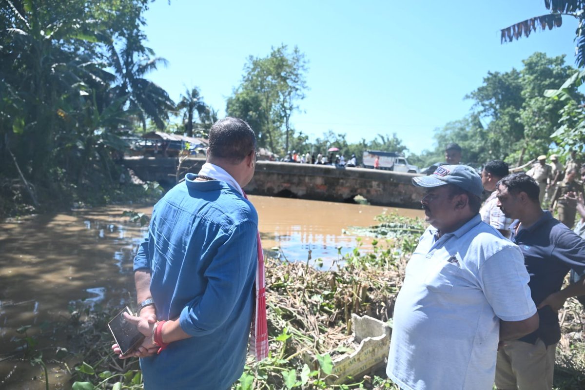 BimalBorah119's tweet photo. Historic Namdang is witnessing rapid progress in water drainage and the removal of silt and accumulated waste.

As per the directions of HCM Dr. @himantabiswa dangoriya, visited Namdang again today to inspect the ongoing drainage process and closely review the cleaning and restoration works.