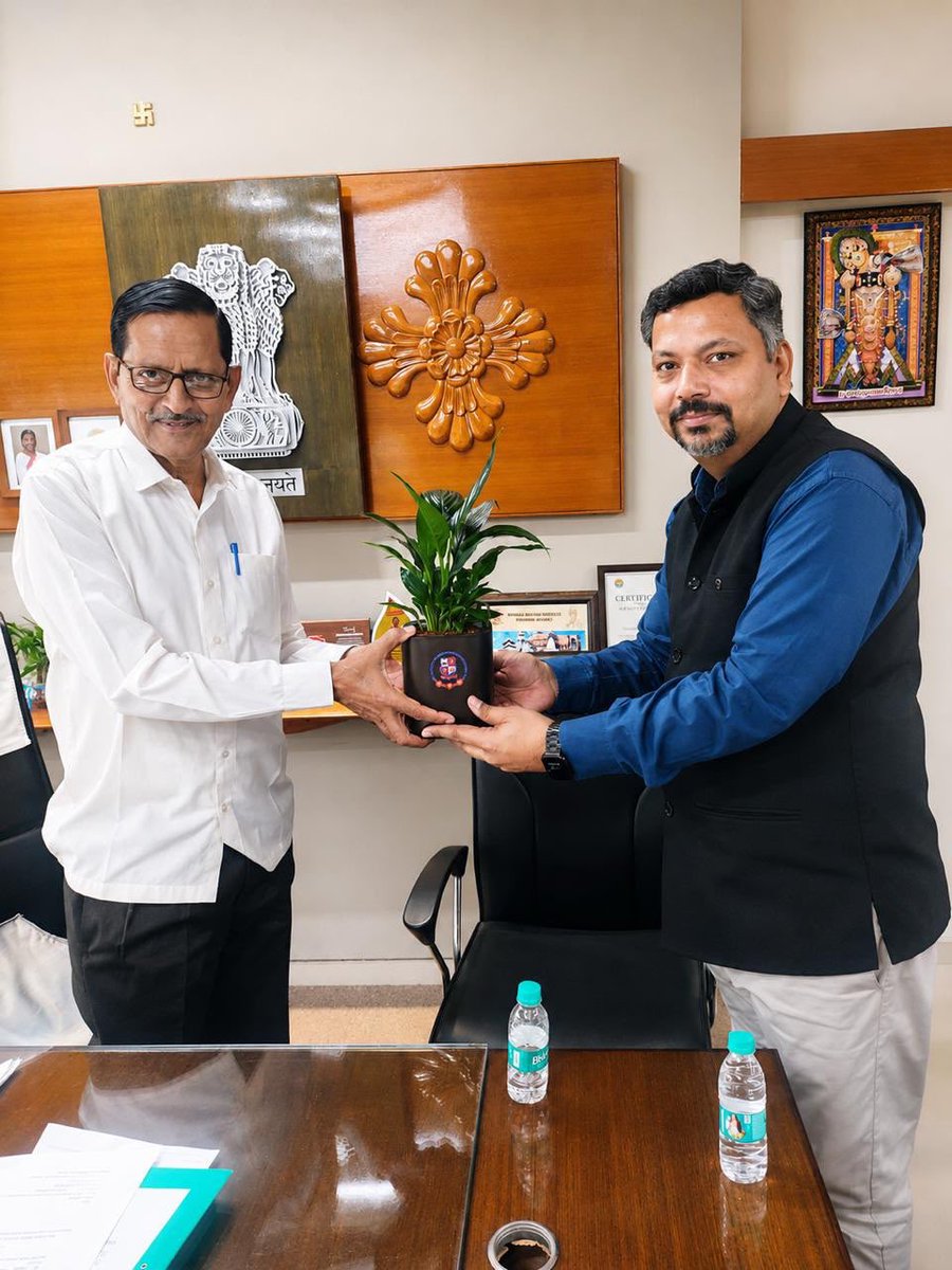 gtuoffice's tweet photo. A Meaningful Interaction for the Future of Education 🤝🇮🇳

Hon. In-charge VC Dr. Vaibhav Bhatt paid a goodwill visit to Hon. Minister Shri Trikambhai Chhanga. The interaction focused on student development, technical education, innovation and the vision of Viksit Bharat @2047. https://t.co/efYSYA9tRi