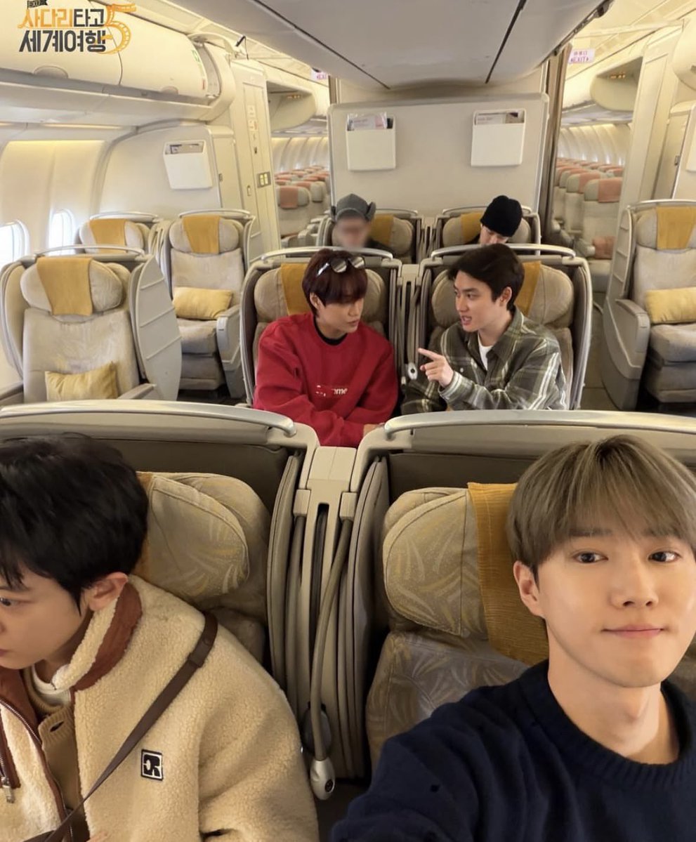 D4iuz's tweet photo. 엄마가 가족여행 갈때 찍은 셀카 같음ㅋㅋㅋㅋ https://t.co/prtiSYWE8M