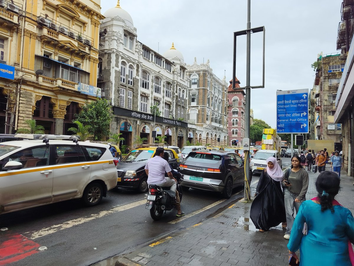 MilindSagare1's tweet photo. @MTPHereToHelp
@CPMumbaiPolice
@MumbaiPolice 
Breaking traffic rules has promoted to a religion in Mumbai

Enlightened souls seem to believe that buying an electric car automatically grants them a lifetime exemption from every traffic law
@mid_day
@TOIIndiaNews
@IndianExpress https://t.co/lkIUOJaFSj