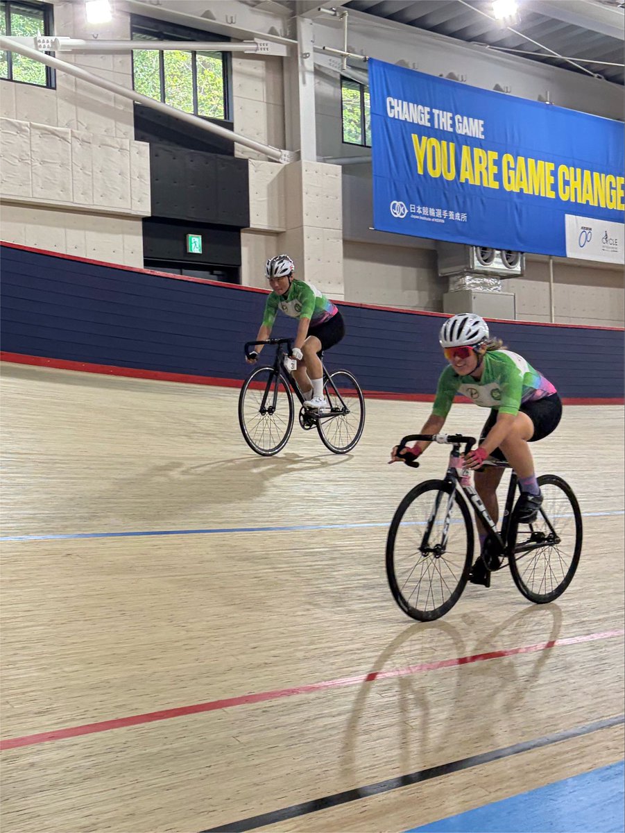 TrackCycleCamp's tweet photo. Bチームは、250バンクを走るのが初めてという人がほとんどの中、
それでも想定以上にみんな上手に走れていたため、練習内容を変更してジグザグ走行での周回にチャレンジしました！
#TrackCyclingCamp https://t.co/23vZJGO1su