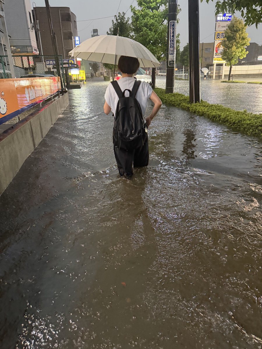 nakaji_po's tweet photo. 南流山駅〜神明堀までは完全に水没（膝上くらいまで水位あり）、くすりの福太郎はお店の中まで水が入り込み、神明堀は溢れ出す。 https://t.co/4XRaPwwLxq