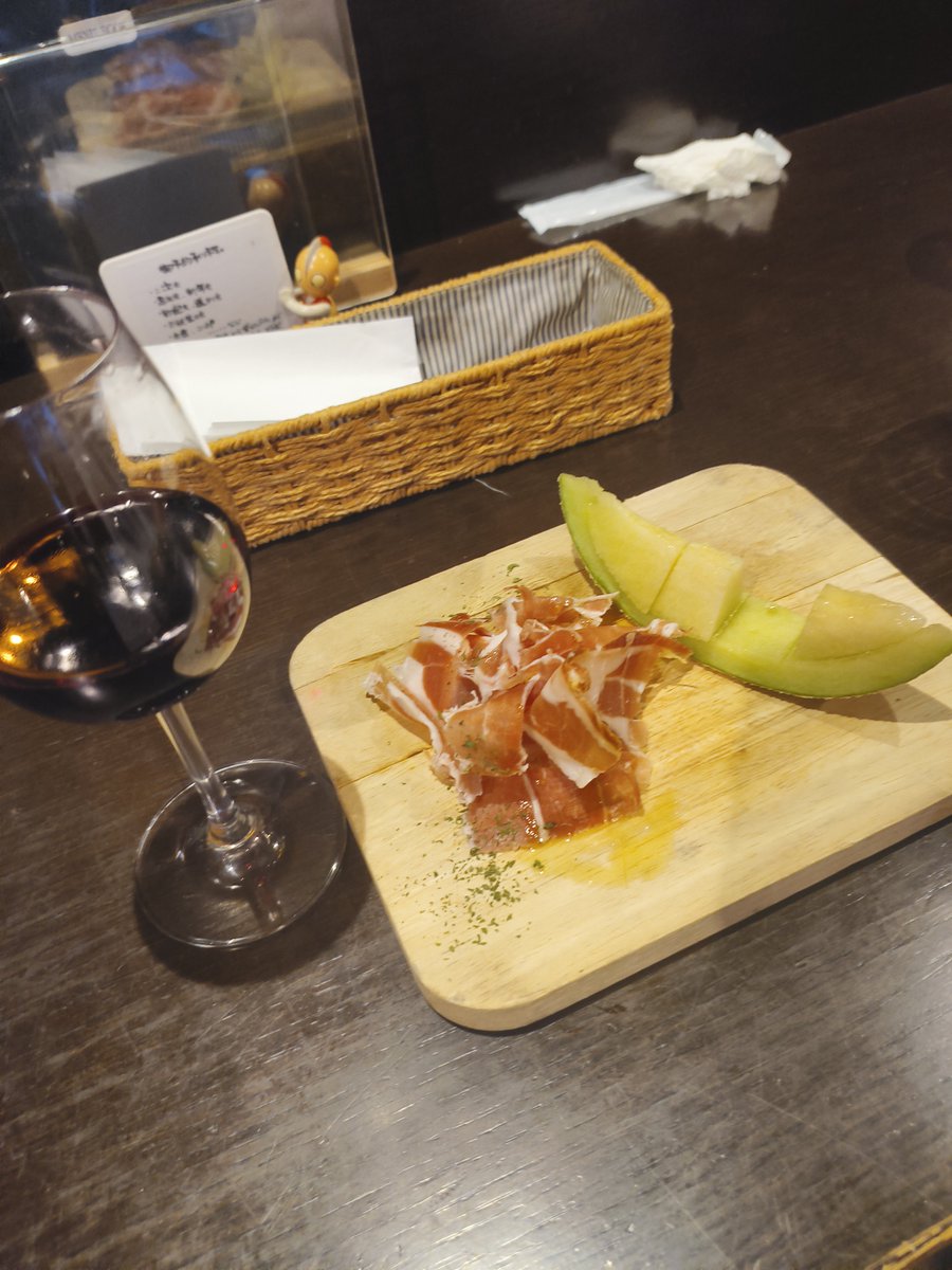 Titanium_no22's tweet photo. 生ハム頼んだらメロンまで出てくる店強い https://t.co/mhbQ2ciqoM
