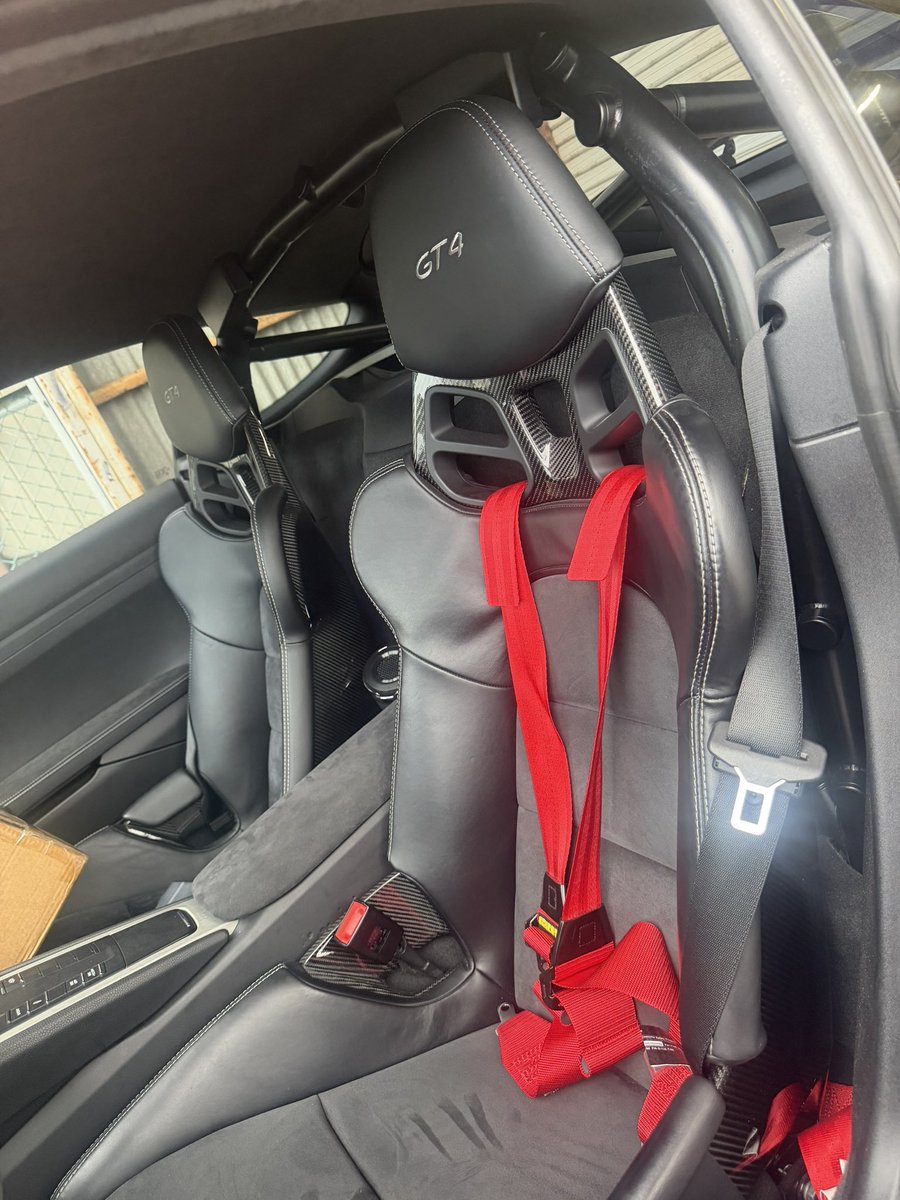 sugichan30's tweet photo. NEW MY CAR 
Porsche 981 Cayman GT4.
3.8L NA × 6MT × ミッドシップ。
おまけにロールバー×消化器🧯笑
「GT4にエアサス？もったいない。」
それくらいがちょうどいい。笑
AirMEXT
BC FORGED  21inch
MICHELIN PS4S
FABSPEED エキマニ＋リアピース
DIGITEC ECU
GT × STREET
https://t.co/KQptDMhaaZ https://t.co/RKsomXo1uX
