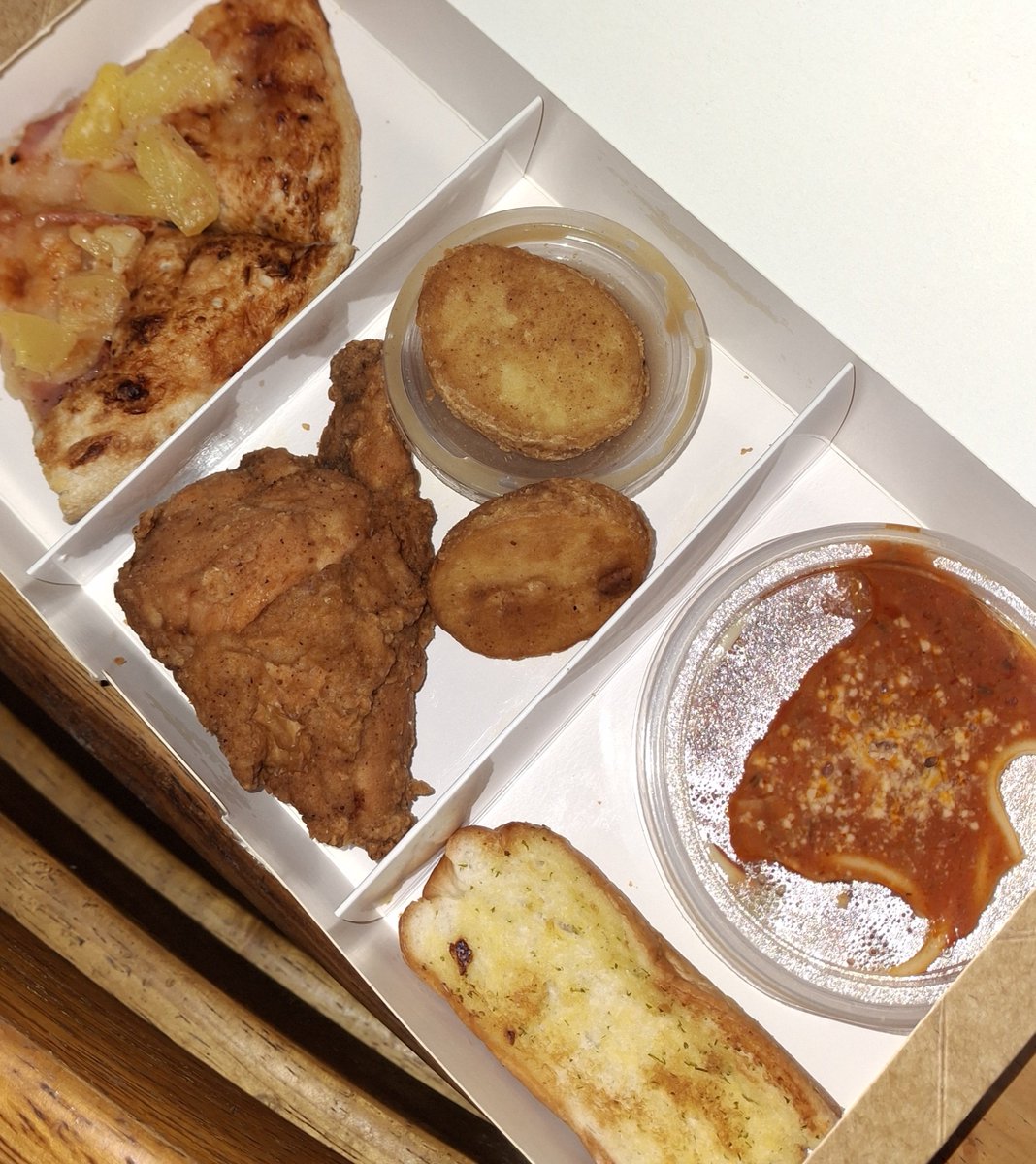 liarchivexe's tweet photo. my ate's pasalubong for me :D kain! https://t.co/8GzftFlk39