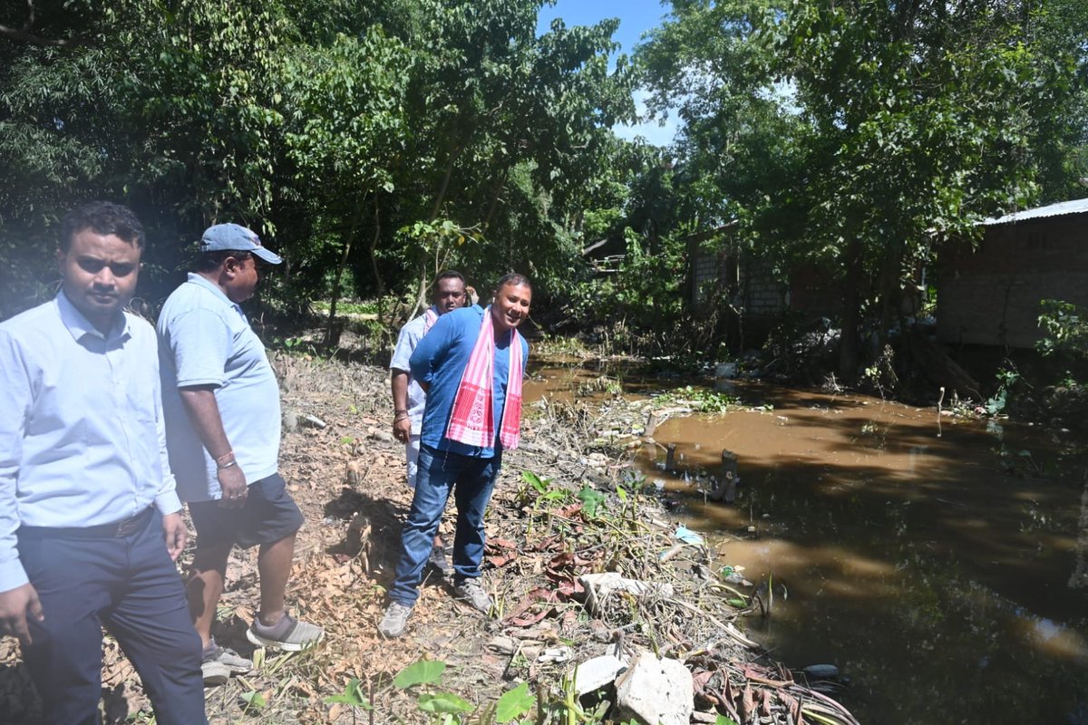 BimalBorah119's tweet photo. Historic Namdang is witnessing rapid progress in water drainage and the removal of silt and accumulated waste.

As per the directions of HCM Dr. @himantabiswa dangoriya, visited Namdang again today to inspect the ongoing drainage process and closely review the cleaning and restoration works.